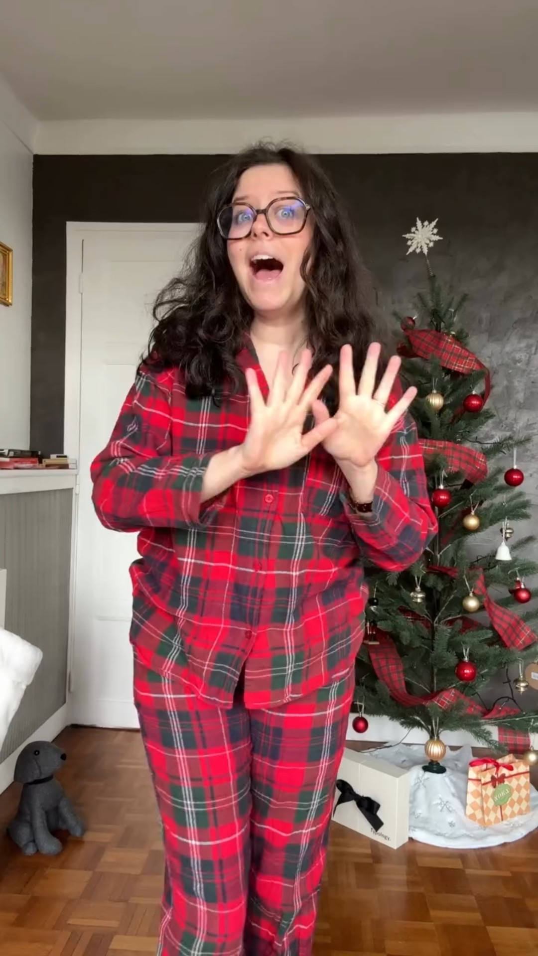 Jour 8 — La blouse rouge, la pièce qui fait entrer Noël dans un look en un seul geste.
Chaque saison des fêtes, elle revient comme un essentiel : vibrante, lumineuse, élégante sans effort. Le rouge apporte ce petit quelque chose de festif qui transforme instantanément une tenue simple en look affirmé — sans avoir besoin de paillettes ou de velours.
Dans ce calendrier de l’avent mode, je te partage 24 idées pour t’aider à trouver LA tenue parfaite d’ici Noël… et aujourd’hui, on mise sur la blouse rouge, ce classique qui fonctionne pour un dîner, un brunch, ou même le réveillon.

Tu oses le rouge pour les fêtes ?
➡️ Abonne-toi pour suivre les 24 looks de fêtes jusqu’au 24 décembre.

#LTKpartywear #LTKfrance #LTKfestive