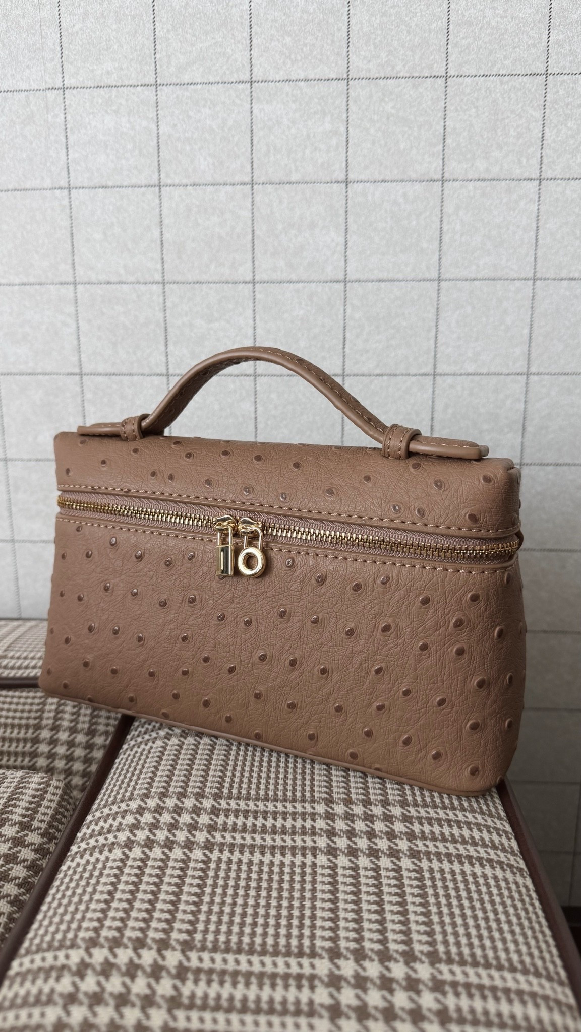 Love this little Amazon bag so much 🤎 

#amazonfind #lookforless #handbag #purse

#LTKSeasonal #LTKSaleAlert #LTKootd