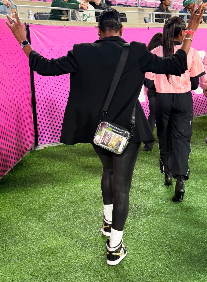 Hurry they are selling fast. You need this clear Jordan Stadium bag for all the bowl games & playoff games coming up. Use code STRONG for 25% off 

#LTKHoliday #LTKGiftGuide