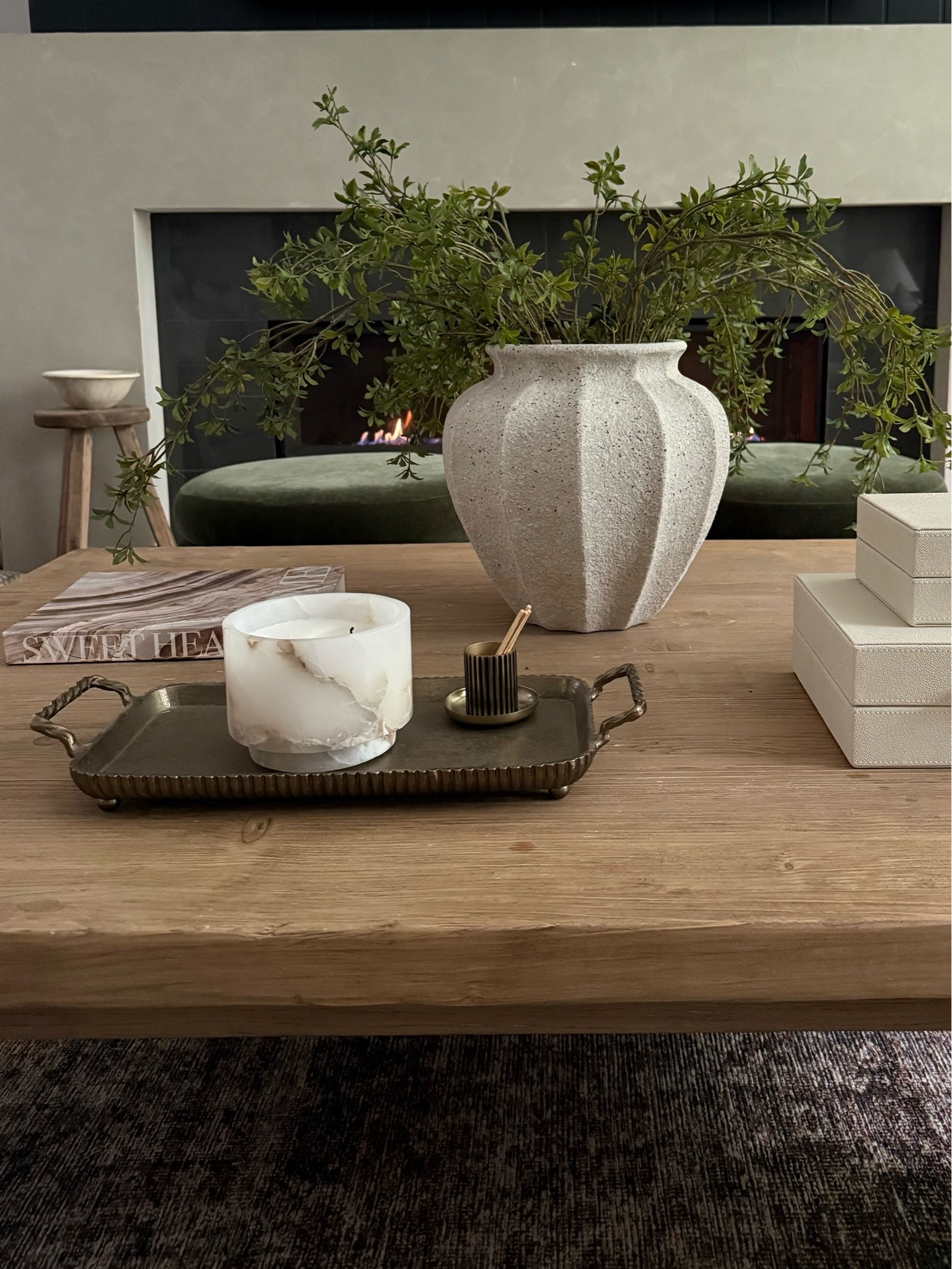 Coffee table situation : neutral, calm, cohesive 
Love this look for Spring