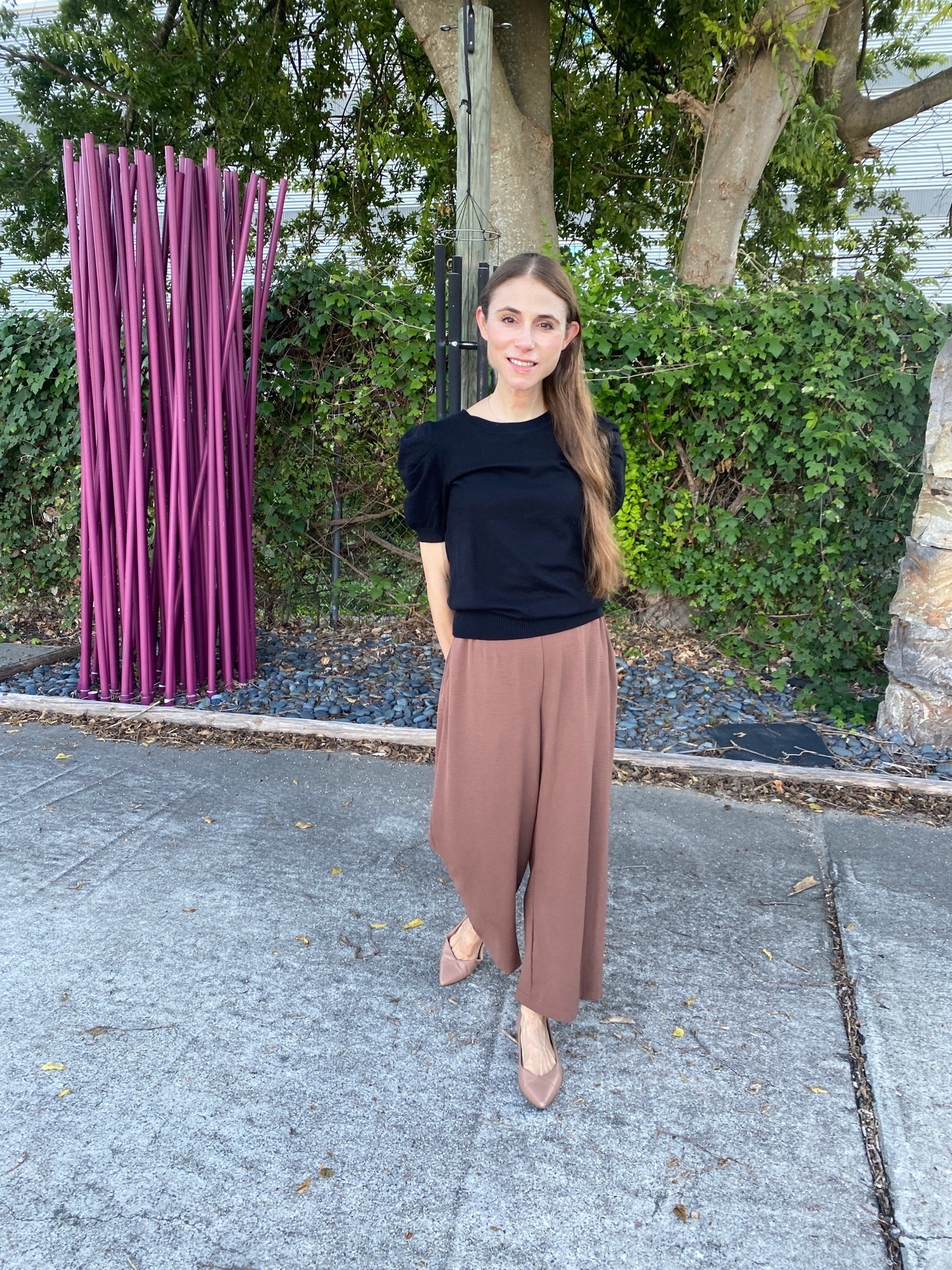 Happy weekend! This little capped sleeve sweater is perfect for transitioning to fall, and it’s on sale!

#LTKootd