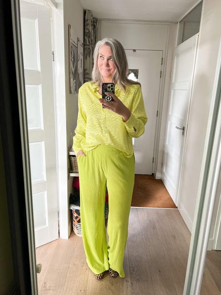 Outfits of the week

A line green outfit consisting of a satin blouse (Shoeby) and elastic waist wide legged flowy trousers (local boutique) and leopard print loafers. 



#LTKstyletip #LTKworkwear #LTKeurope