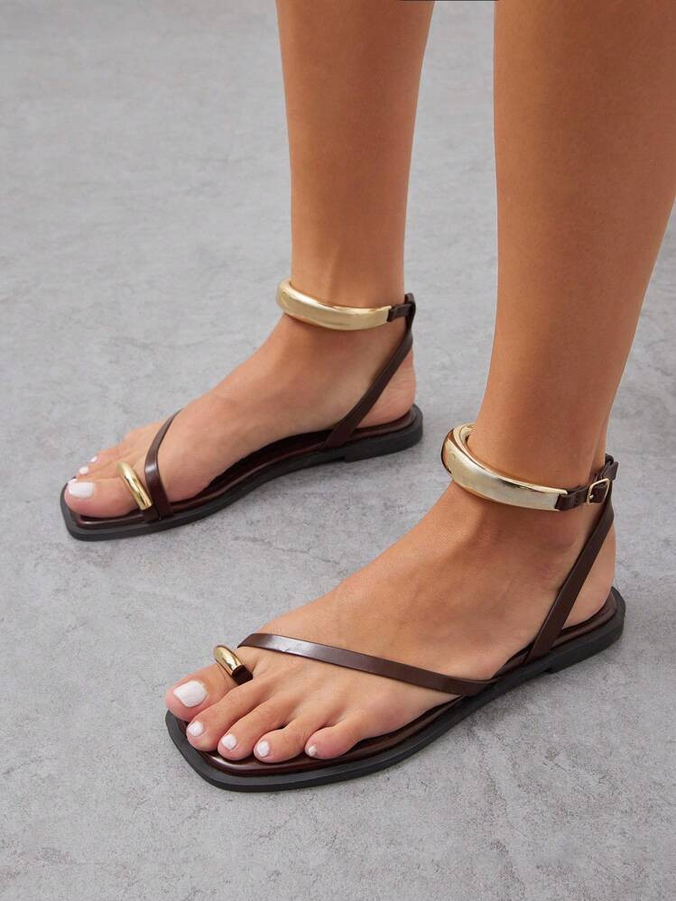 Denimoi Sandali infradito in PU lucido color cioccolato con anello alla caviglia dorato e punta q... | SHEIN