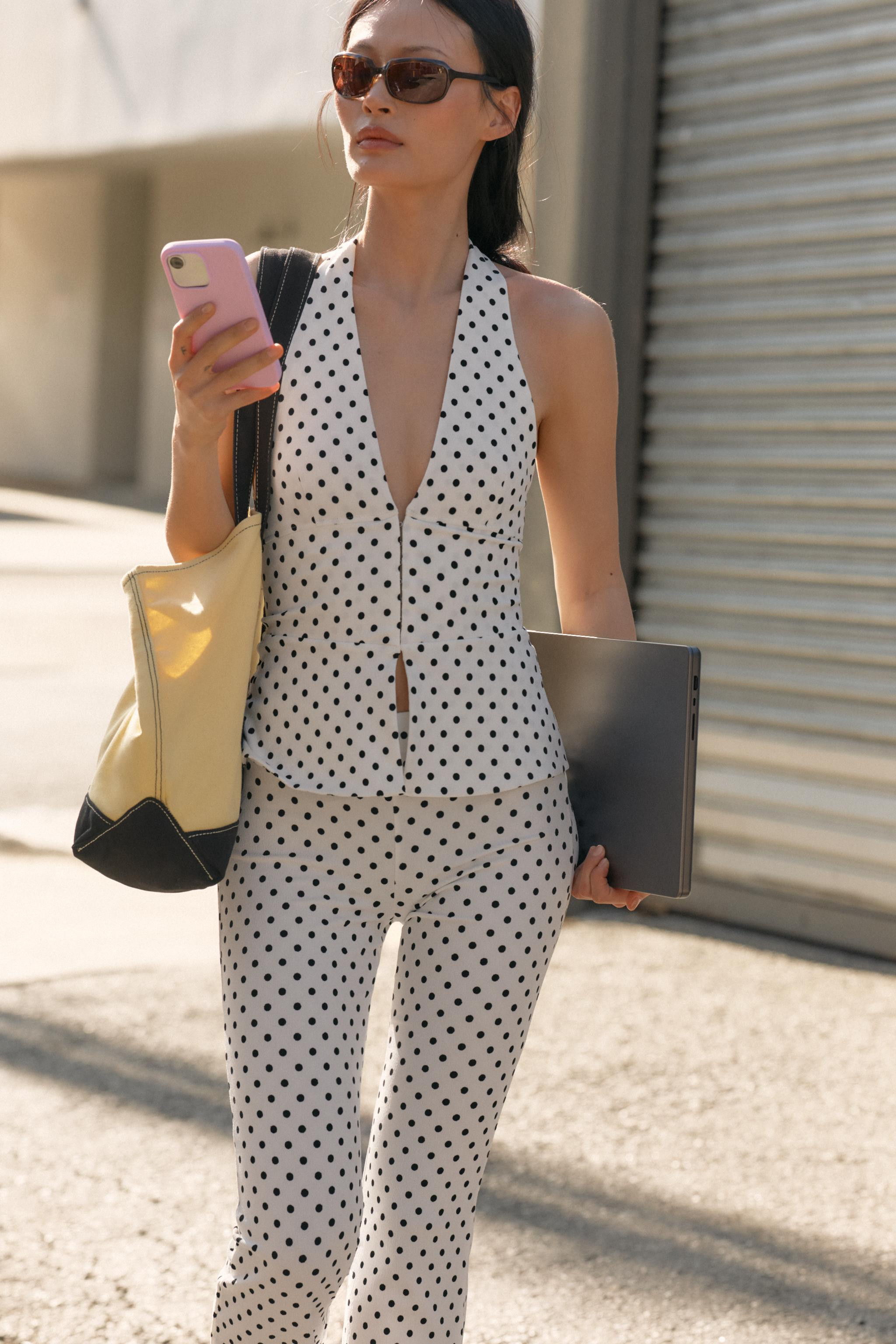 NECKHOLDER-TOP MIT STRETCH UND TUPFEN | Zara DE