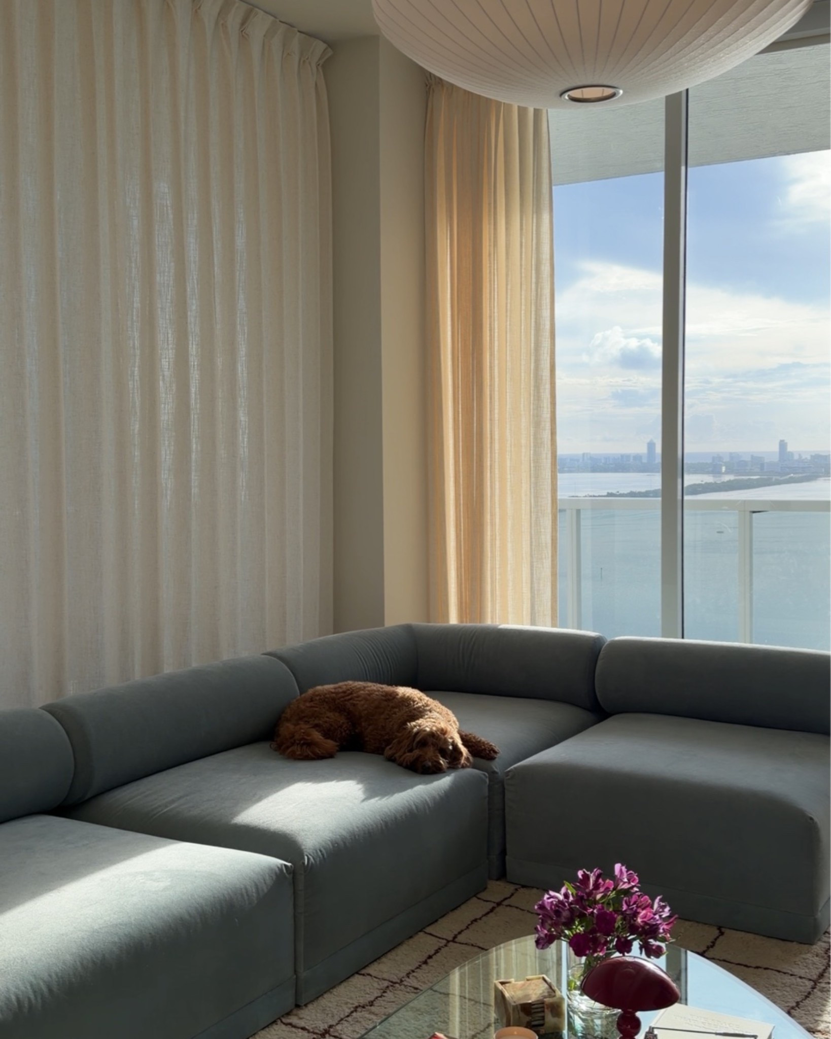 Curtains make any room look better! These are from @TWOPAGES ✨

#twopageshome #twopagescurtains
