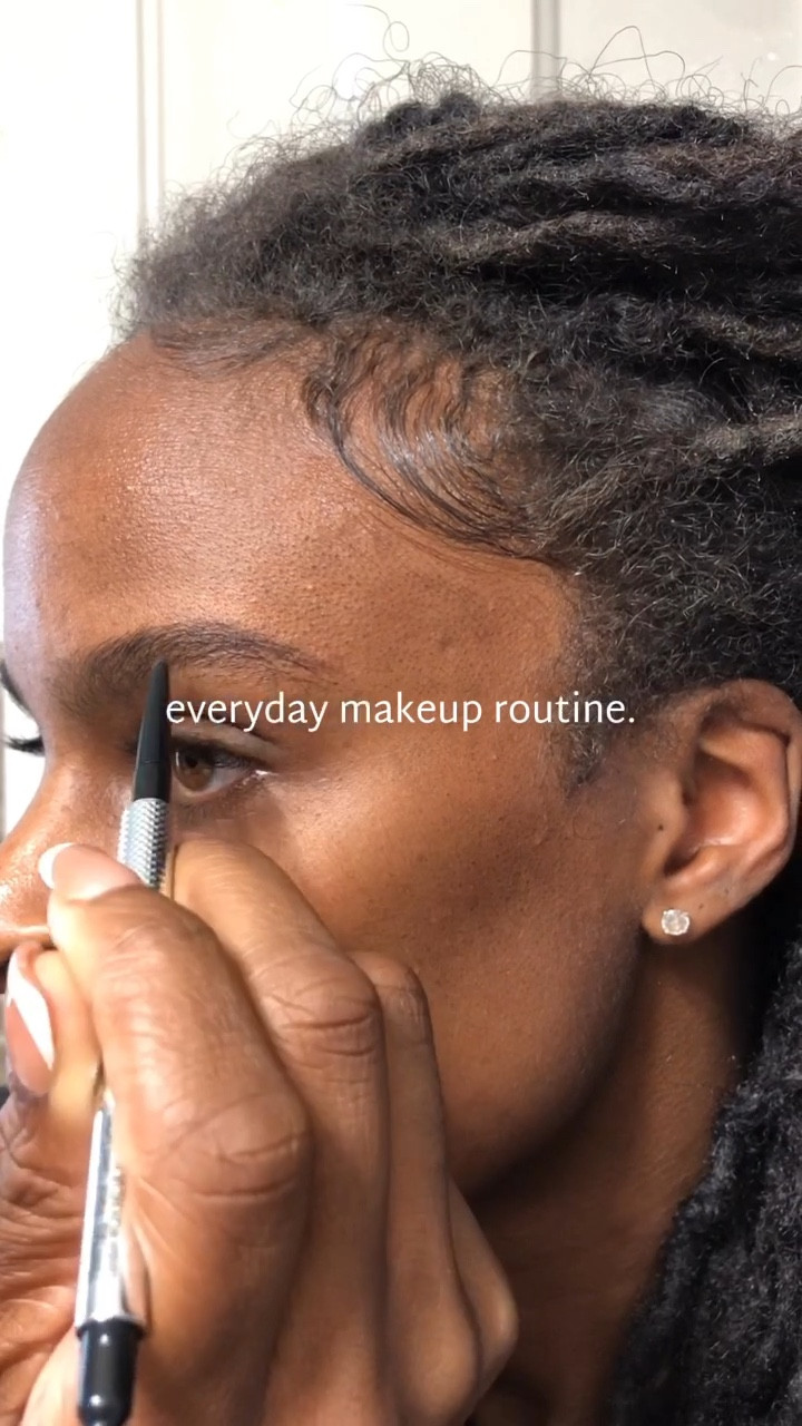 20 minutes and out the door type face 🏃🏾‍♀️💨

What I used:
Brows @benefitcosmetics 
Concealer @tower28beauty 
Setting Powder @lauramercier 
Bronzer @morphebrushes 
All over powder @lorealparis 
Highlight @maccosmetics 
Lip liner @elfcosmetics 
Lip gloss @tower28beauty 
Setting spray @morphebrushes 

Check my LTK for links or leave a 🏃🏾‍♀️ in the comments and I’ll send it to you! 

#makeuptutorialsforbeginners #everydaymakeupforblackwomen 
#mymakeup

#LTKBeauty #LTKU #LTKVideo