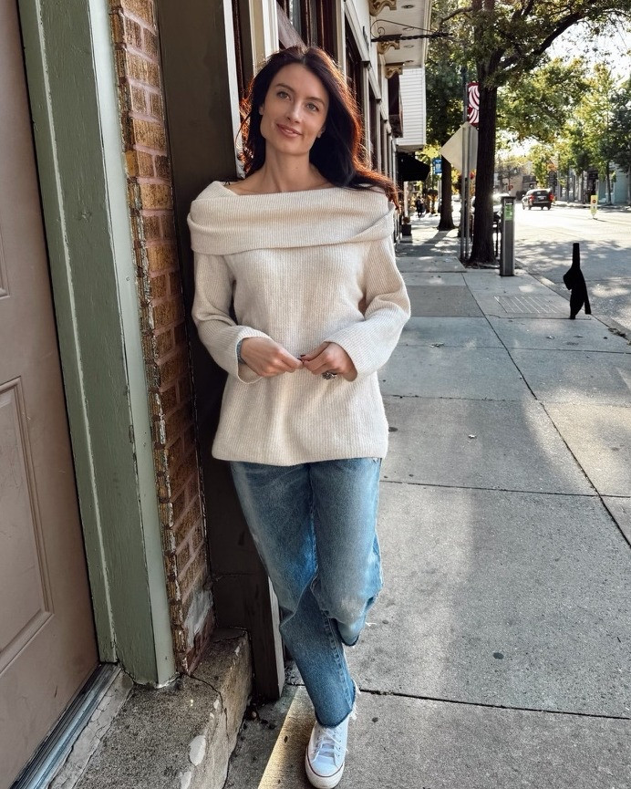 Cute outfits don't have to be complicated ✨ One of my favorite things is to do is mix affordable pieces with luxury ones: @hm sweater + @moussyofficial jeans + @converse . 

If you could buy any one item to add to your closet, what would it be? 🛍

#ootd #njrealtor #sweaterandjeans #sneakers