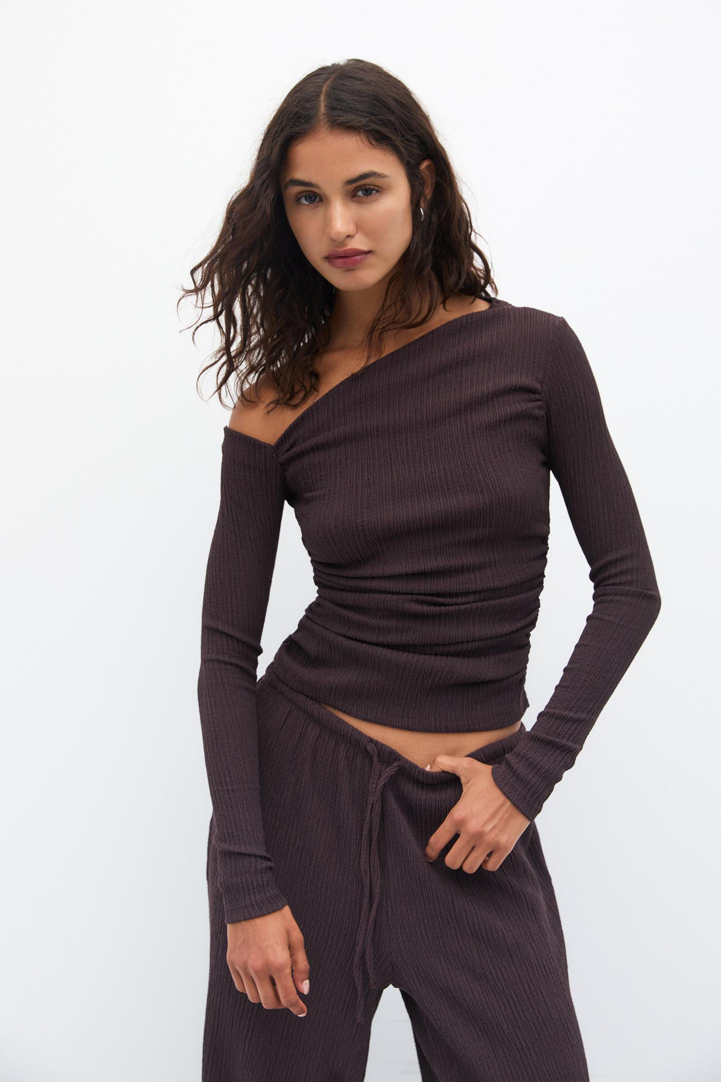 Asymmetric crepe top | PULL and BEAR UK