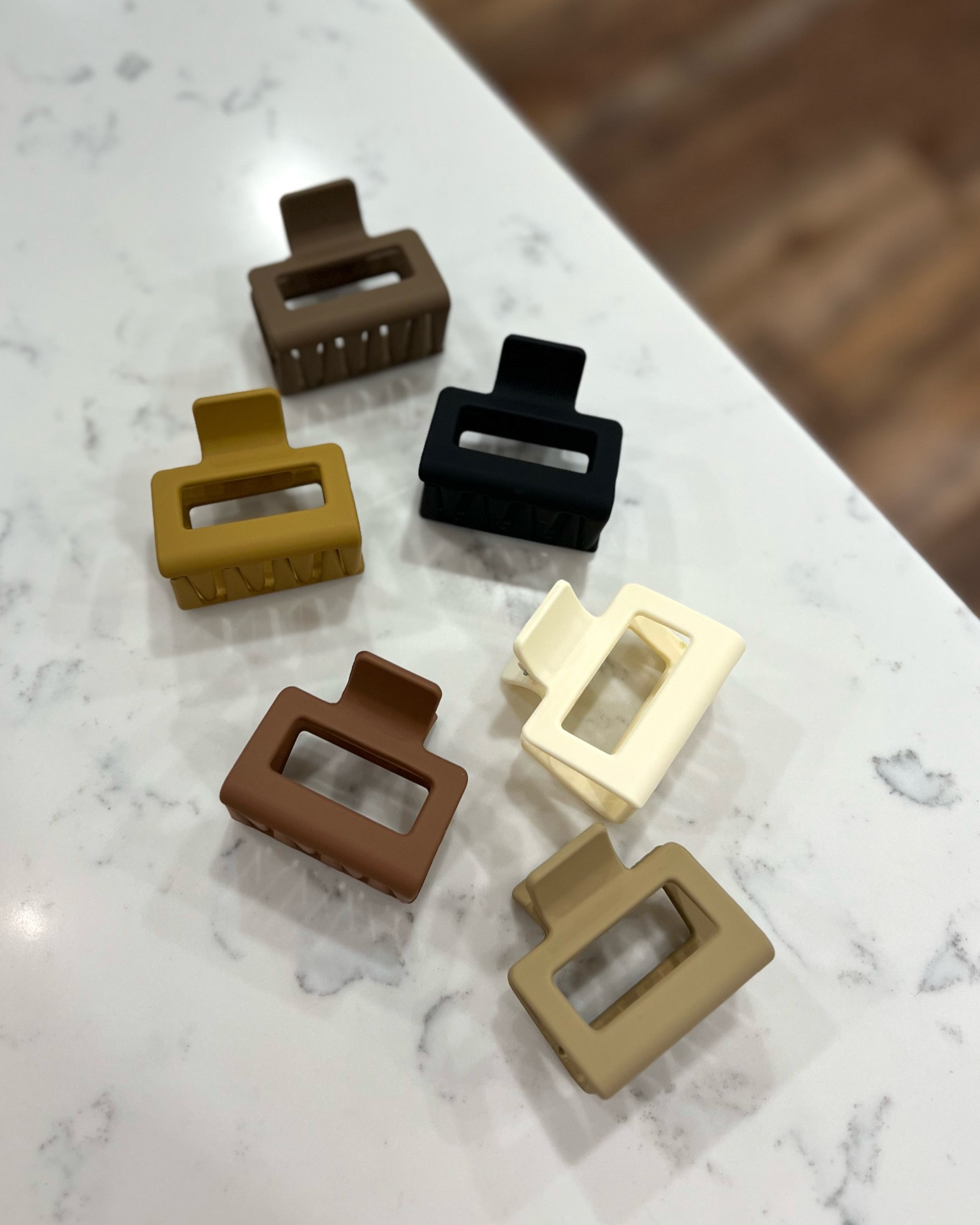 Medium claw clips under $7 / hair 

#LTKbeauty #LTKfindsunder50 #LTKstyletip