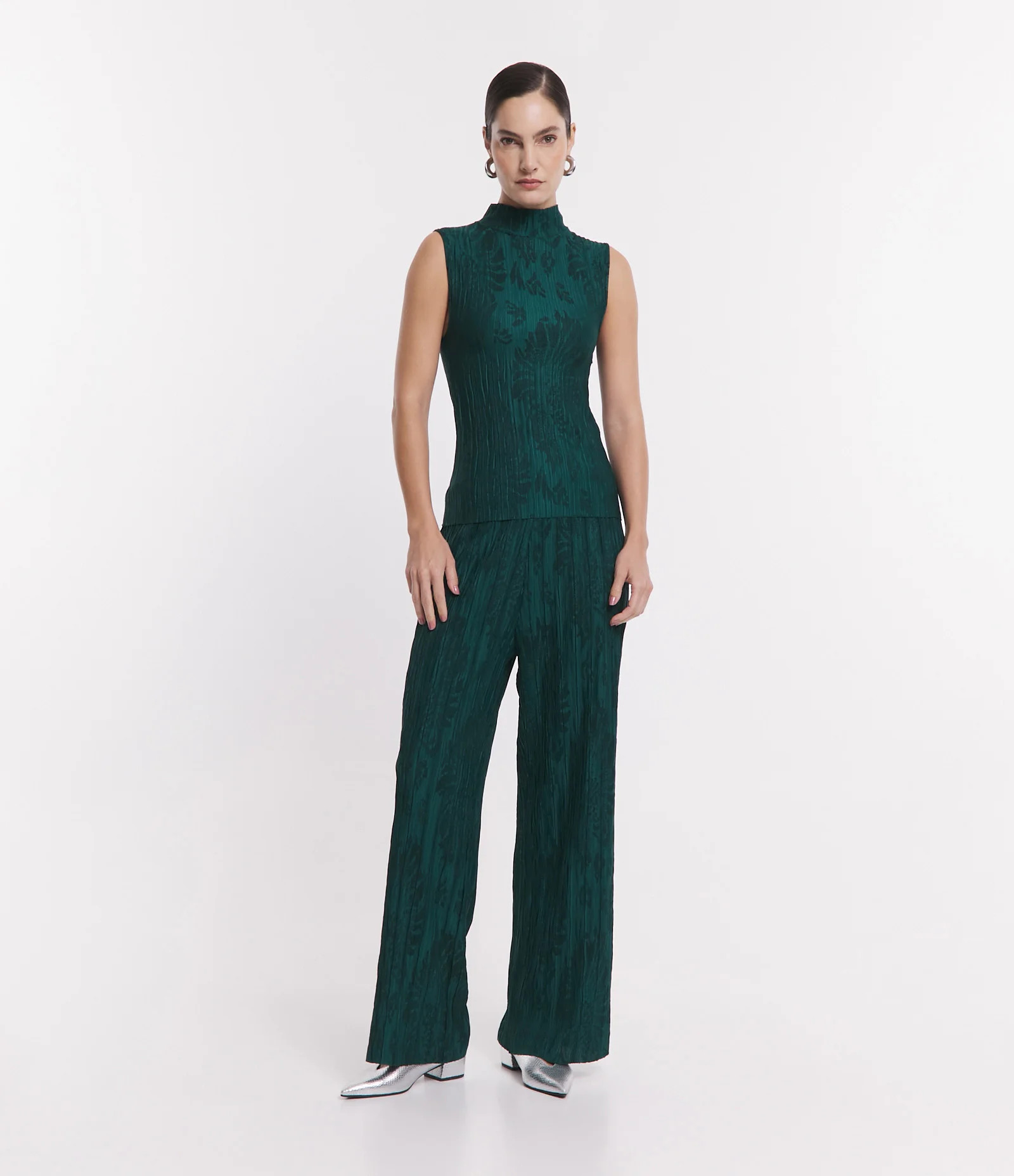 Calça Reta em Tecido Devorê com Cós Elástico e Textura Plissada Verde - Lojas Renner | Renner (BR)