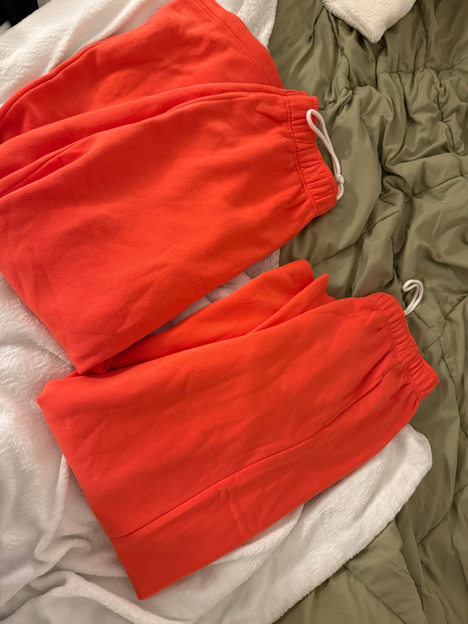 Comfy pants for fall #falltrends #fall #sweats 

#LTKFindsUnder50 #LTKActive #LTKSeasonal