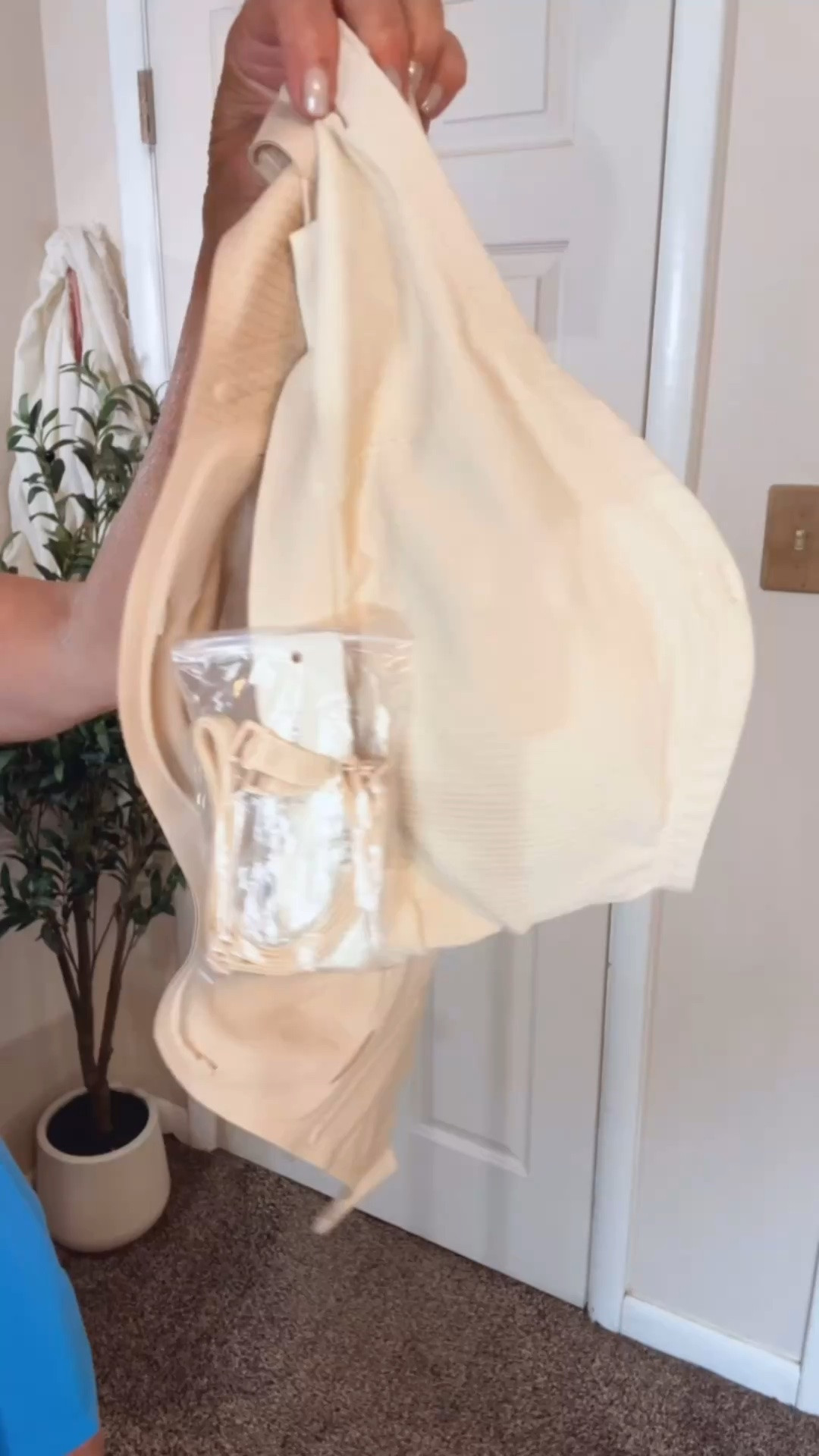 POV: you finally found a strapless bra that doesn’t spend the whole day sliding down 😅

These from Vertvie are comfortable, supportive, smooth under clothes, and actually stays put. Which honestly feels rare in the strapless bra world.

A summer must-have for off shoulder tops, dresses, tube tops, and all the outfits regular bras ruin ✨

#straplessbra #summerstyle #summeroutfits #wardrobestaples #everydaystyle #fashionfinds #closetessentials #styleover40 #midstyle #fashionreels #amazonfashion #ootdstyle #wearablefashion #comfystyle #supportivebra #offshouldertop #summerfashion #brafinds #fashioninspo #styleinspo