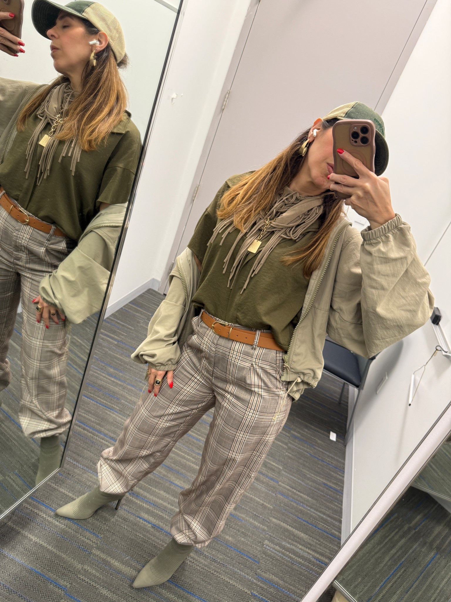 Tratando de encontrar toda la pieza de este al fin encontré el perfecto reemplazo para las botas￼

Siempre me piden el link cuando me las pongo en los outfits y no se las puedo dar porque no las había encontrado y las encontré hoy…

Así que vayan a comprarla, ya porque no sabemos si lo volvemos a encontrar.

Y bueno, al resto de la Of es magnífico y les pongo lo que está disponible