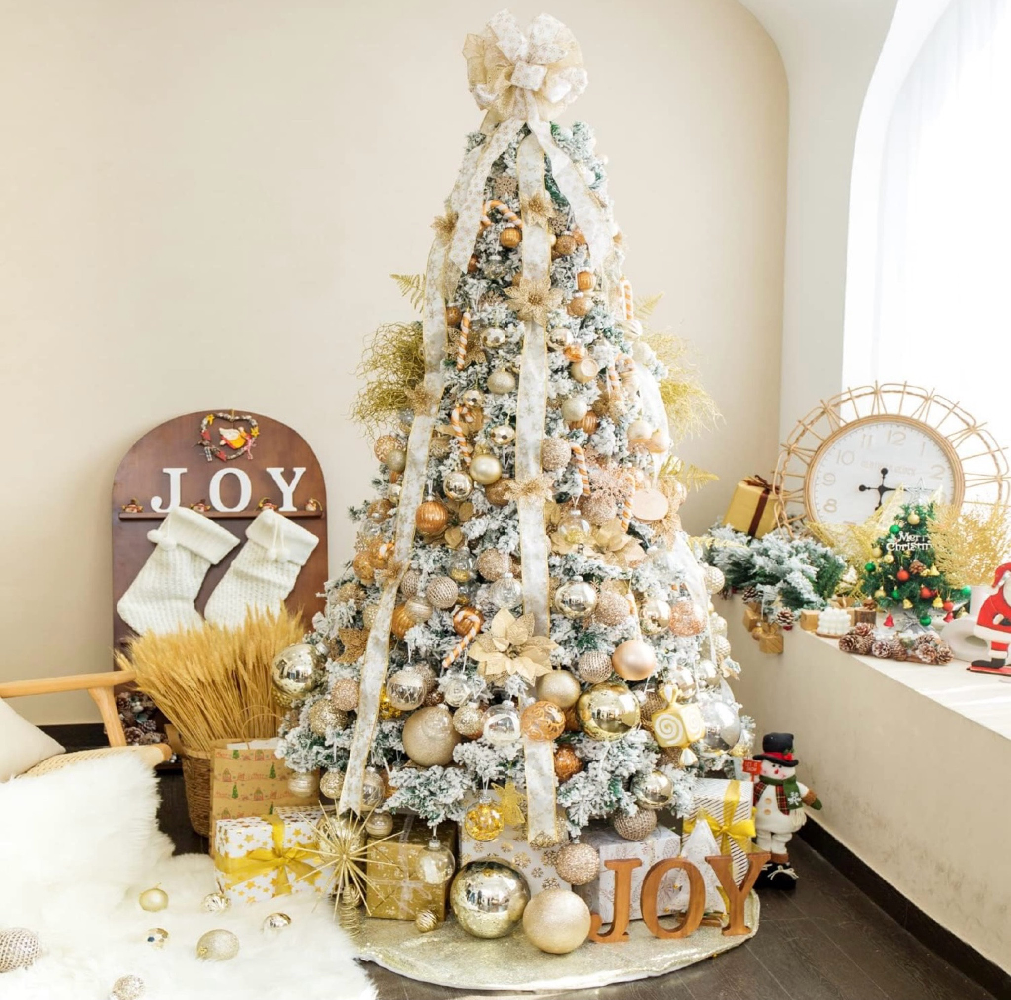 Christmas tree and ornaments 