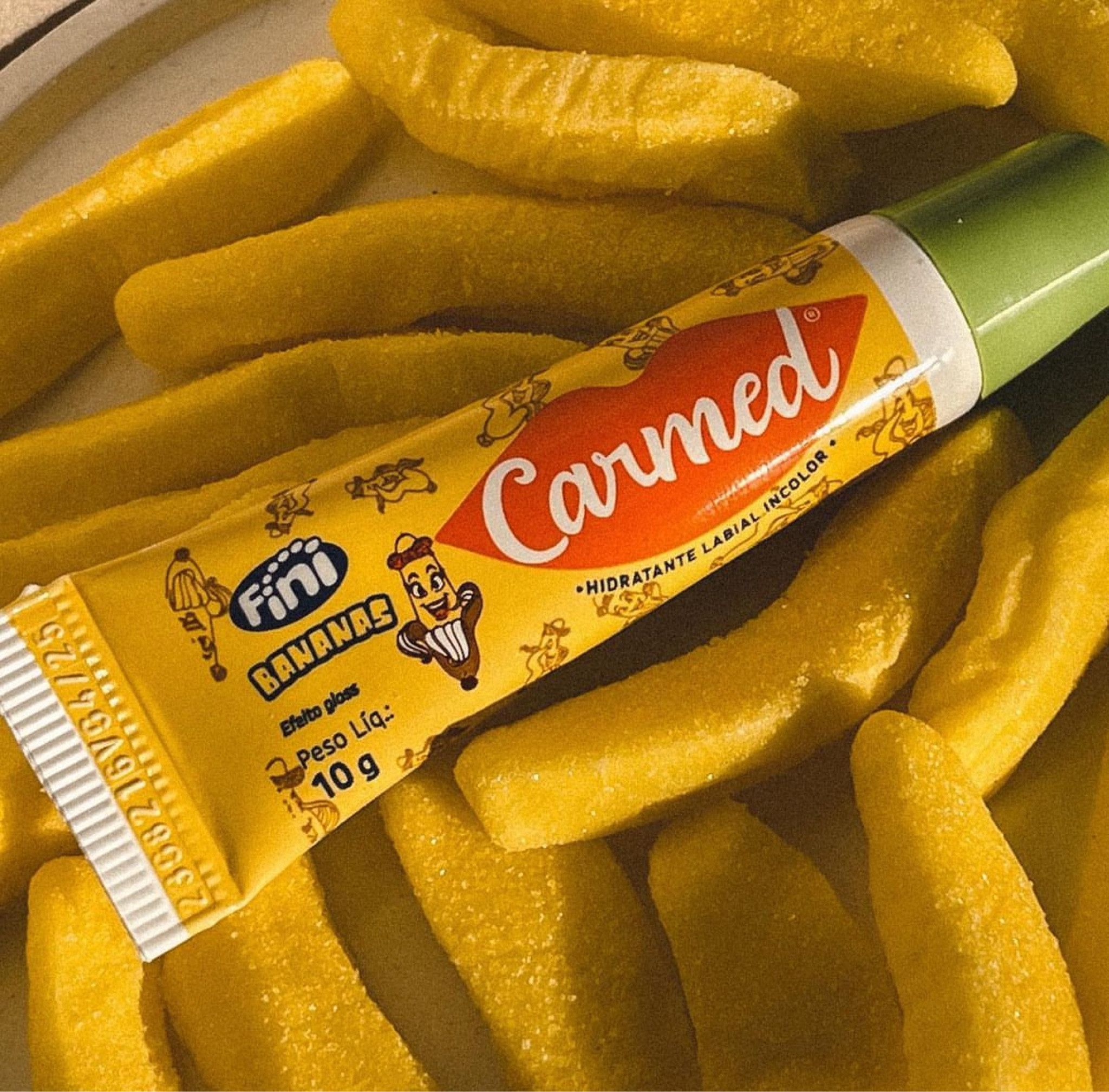 Hoje começo a série de três posts sobre os hidratantes labiais da Fini com a Carmed.

A versão Banana 🍌 é incolor e promete efeito gloss. Hidrata super bem e eu gostei muito da textura, pois ele é bem fininho, não fica nada melequento na boca. Assim que você aplica, o gosto e cheiro de fini aparecem muito, realmente parece que você está comendo a bala.

#LTKbeauty #LTKbrasil #LTKfindsunder50