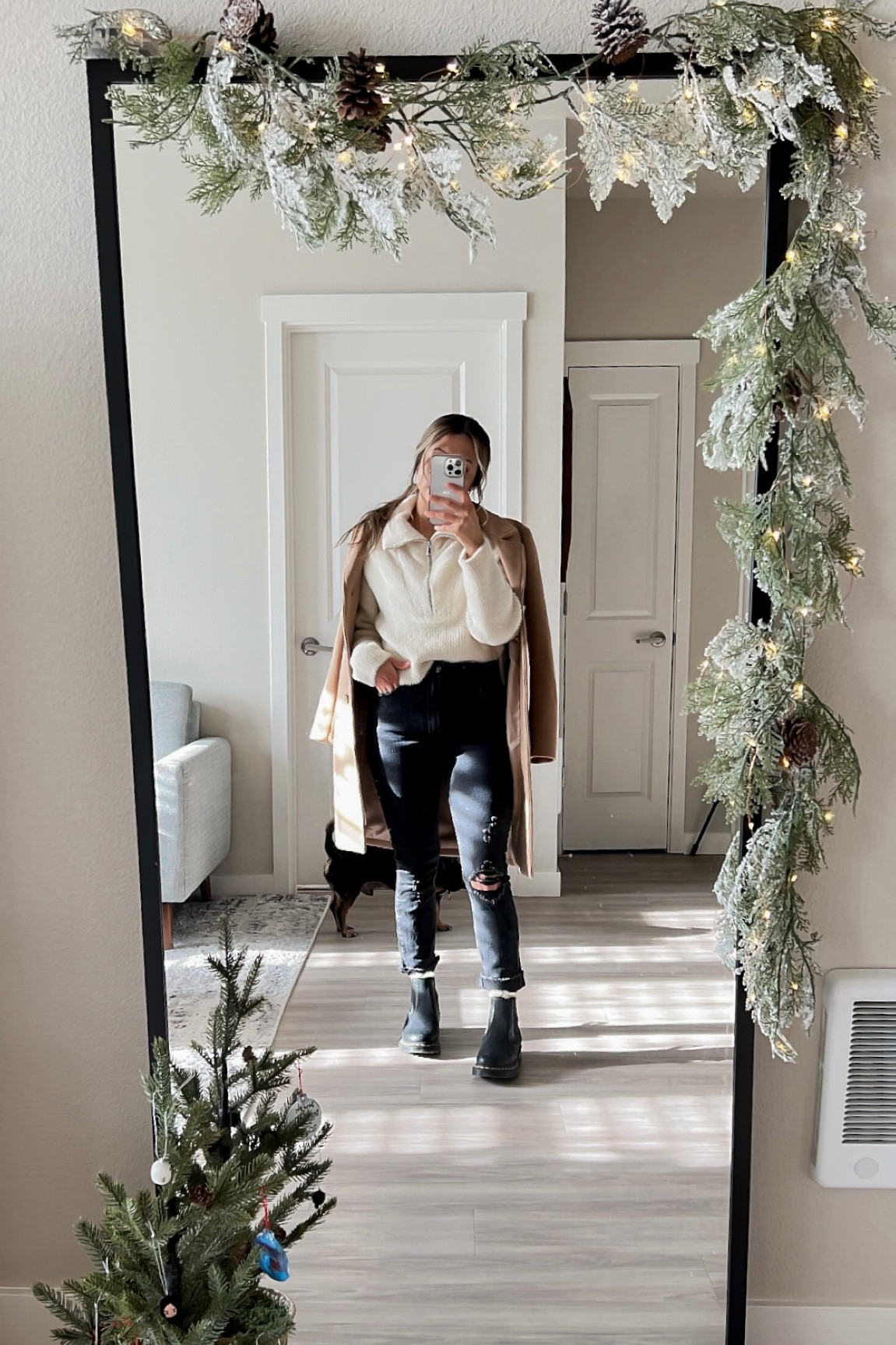 Winter cozy outfit ❄️✨



Abercrombie jeans
Dad coat 
Half zip sweater 
Casual outfit 
Winter 