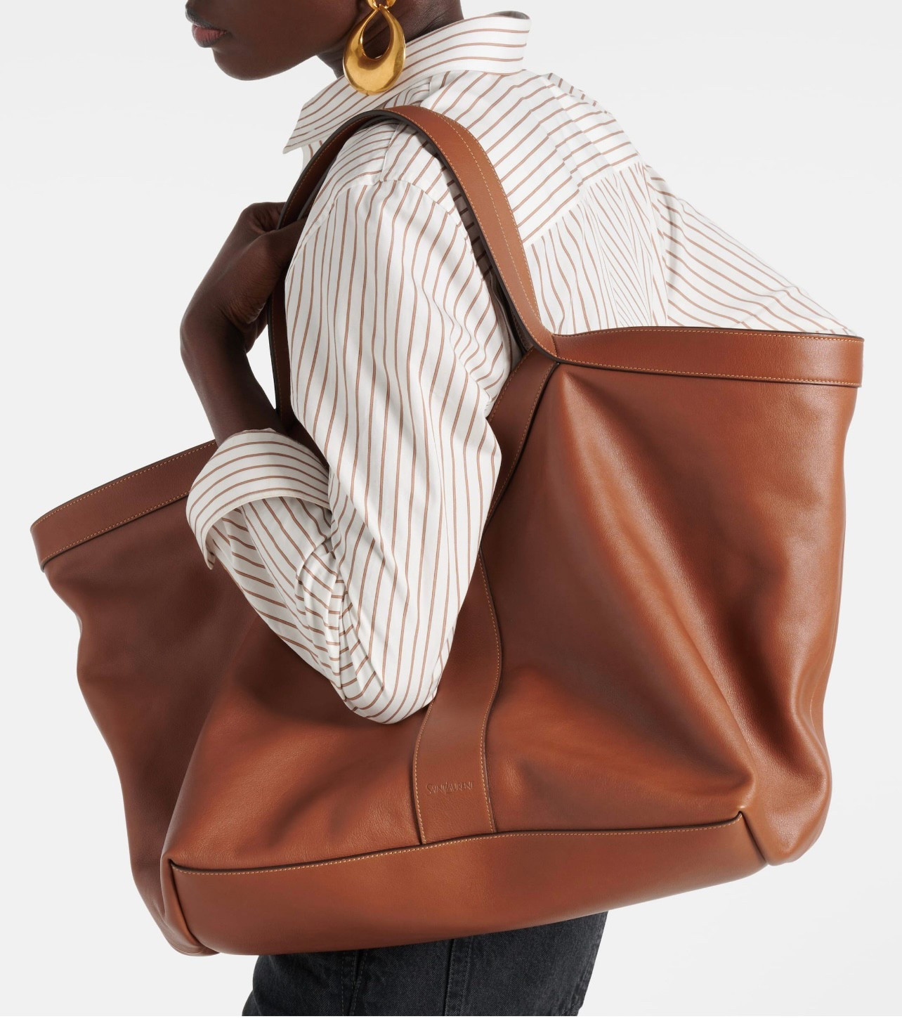 Such a great work tote fits everything you need and there is no big logo. Super cool, if you know you know bag. 
Also comes in black.

#LTKWorkwear #LTKStyleTip