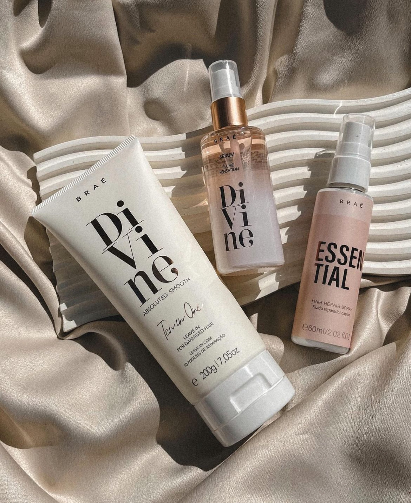 Testei três produtos da Braé e curti bastante, achei que o hype da marca é bem justo.
O Leave-In Ten in One possui 10 benefícios, e é um produto bem legal pra quem gosta de um cabelo beeem desmaiado, com cara de propaganda de shampoo. Achei que ele dá uma pesadinha no meu cabelo que é bem fino, então uso só uma gotinha pra resolver esse problema.
O Serum Divine é um finalizador que promete efeito pluma, muita leveza nos fios. Além de deixar os fios bem soltinhos, gosto muito dele porque ele abaixa bem o frizz, que eu tenho muuuito.
Por último, o famosinho da marca, o Fluido Reparador Essential. Ele pode ser utilizado como leave-in, para proteger das fontes de calor, e como reparador, se deixar agir por 5 a 10 minutos após o shampoo. Gosto pra caramba dele, e o meu favorito dos três, o cabelo fica macio e brilhante.
Os produtos são beeem cheirosos, um cheiro que fica no cabelo.

#LTKbrasil #LTKbeauty #LTKxRiachuelo