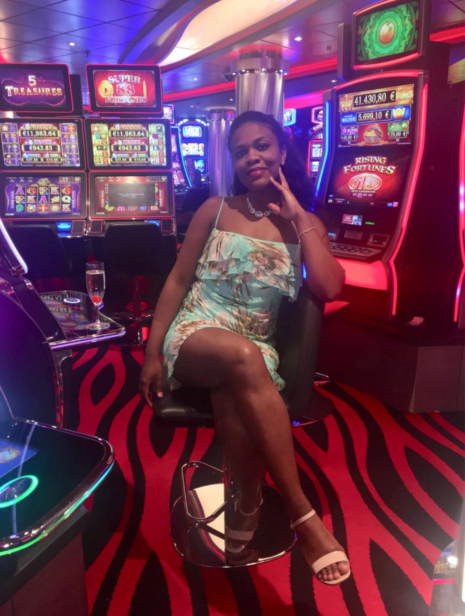 Uma noite inesquecível! 

 Vejam como um bom acessório completam muito bem o look! 
 
 Reparem que uma sandália básica de tiras é um item versátil que vai desde looks mais formais, dia a dia e até mesmo looks de noite. É um item indispensável para se ter e essencial para um armário inteligente! 🤌🏾

#LTKstyletip