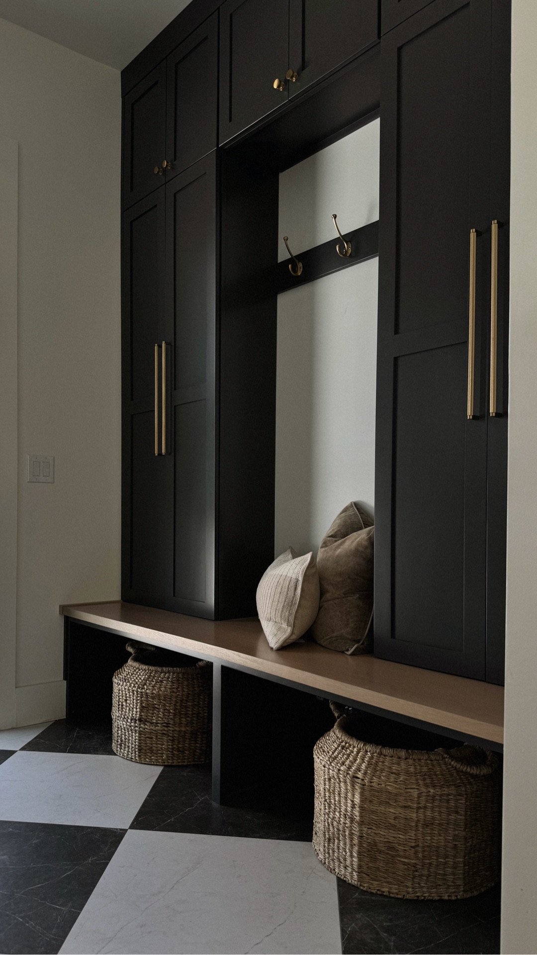 For the ones drawn to organic modern design, calm spaces with simple styling, and a mix of moody + bold neutrals that never feel boring…

If this is your home vibe, you’re in the right place.

Follow @ourmidwayhome for home design inspiration + sources 🏡

#homeinspo #homedetails #organicmodern #interiordesign #neutralhomedecor

#LTKHome #LTKSaleAlert