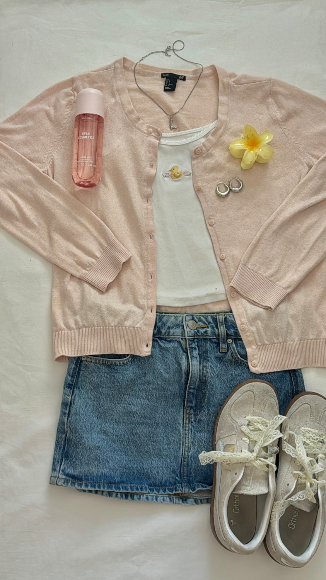 The cardigan is second hand btw ! 