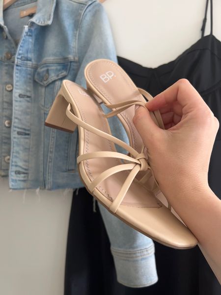 These sandals are super cute, comfortable and under $50. They make the perfect Summer staple. Grab these while they’re still in stock! 

They also come in black !


Summer shoes, beige, neutral basics, 

#LTKunder100 #LTKunder50 #LTKstyletip