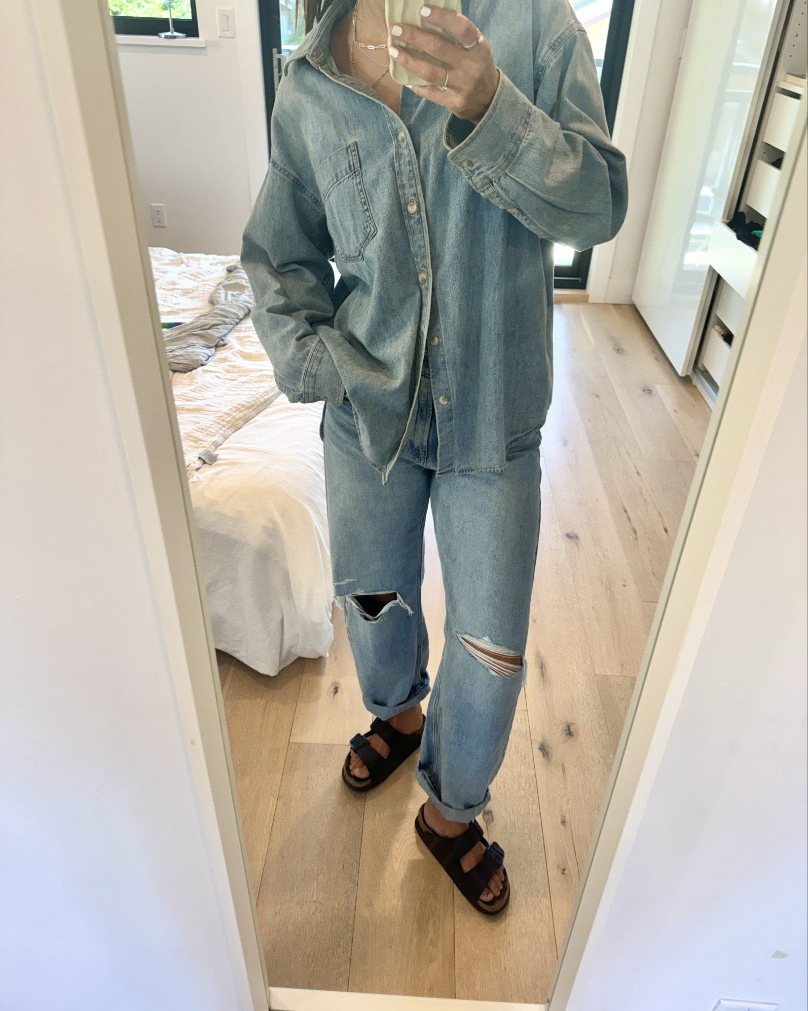 I’ve been looking for the perfect jeans to create this Canadian tuxedo denim on denim look and these new Gap Barrel Jeans with my Aritzia denim button up (that is such an awesome piece for all seasons) is perfect 👌

#LTKcanada