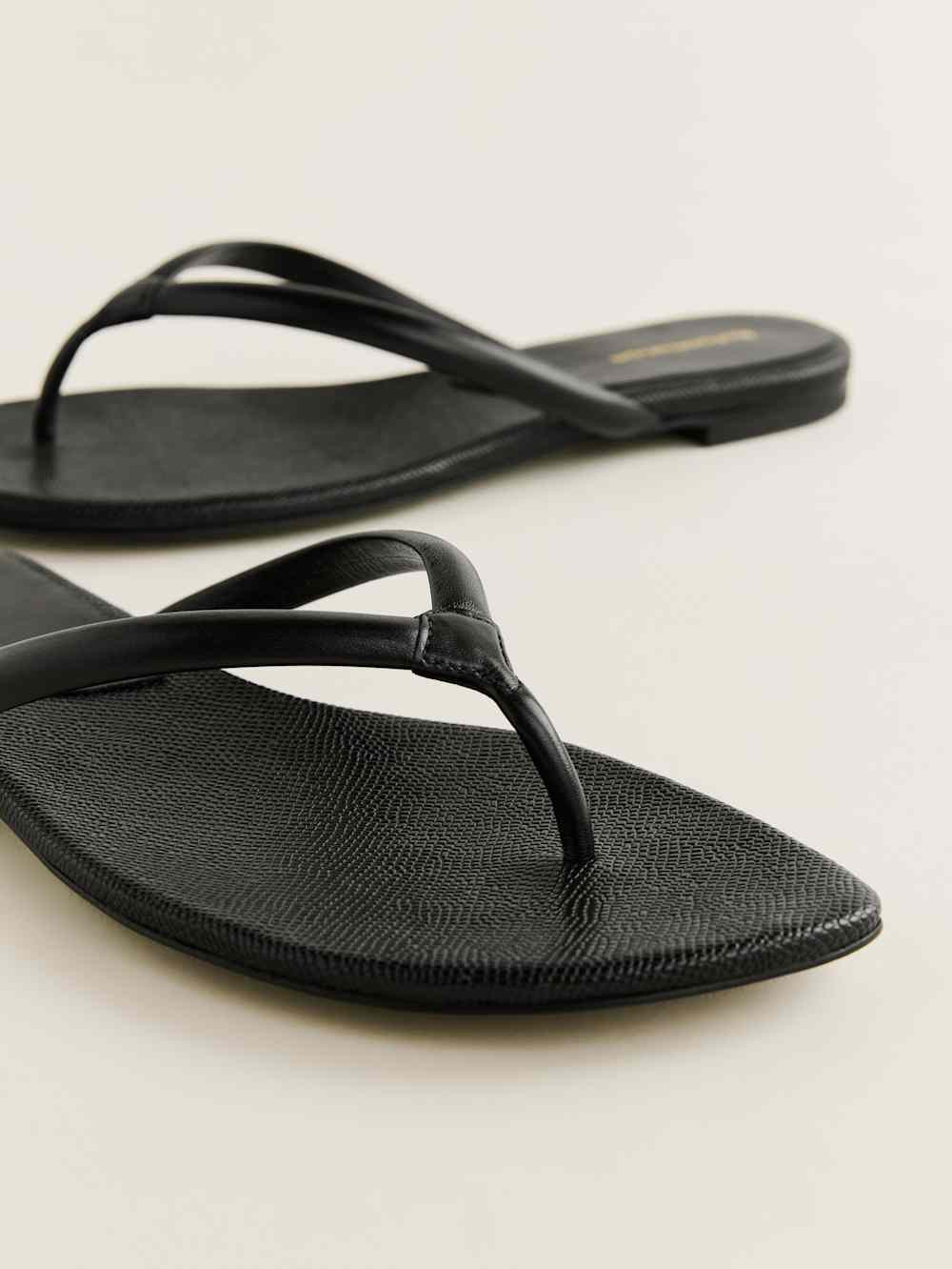 Onyx Thong Sandal | Reformation (Global)