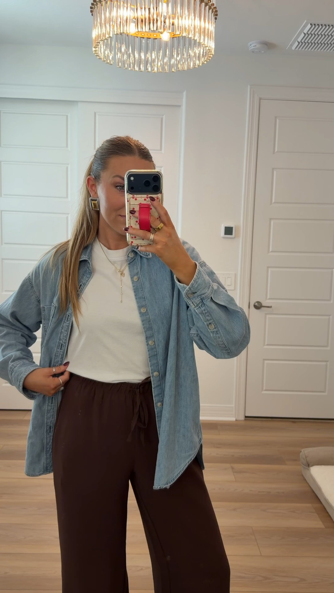 Wrinkle free pants!! Wearing a medium and 31” inseam