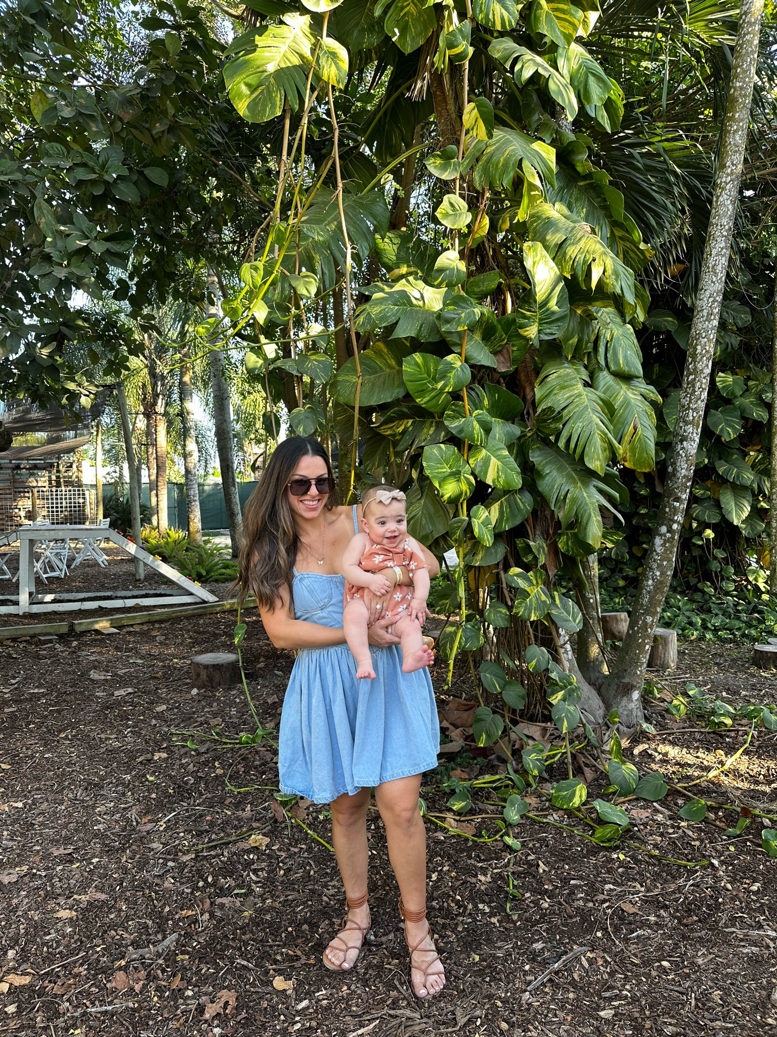 Denim dress
Strap sandals 