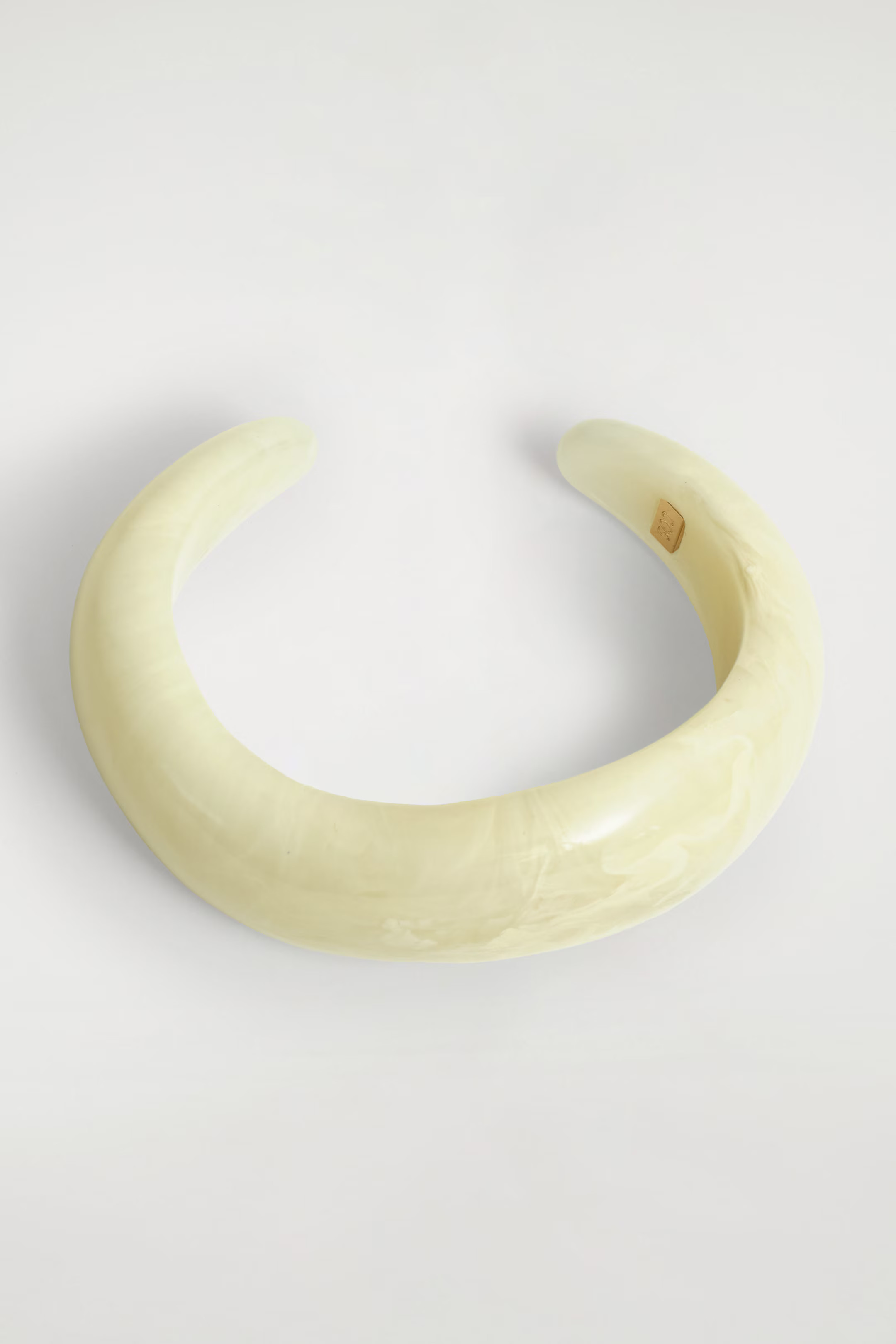 CHUNKY CURVED BANGLE - BUTTERMILK | COS | COS (EU)