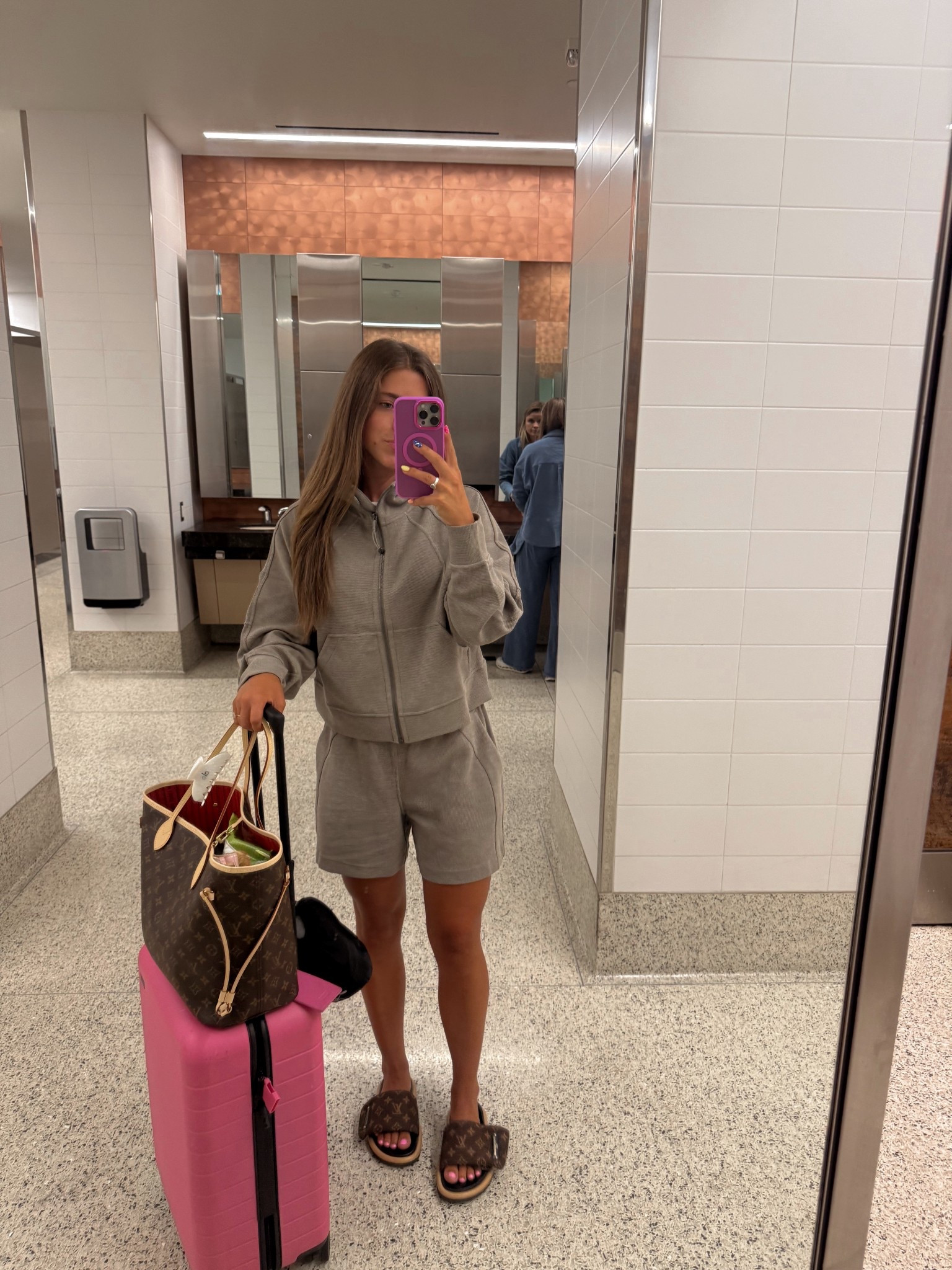 travel ootd!! wearing a S in the shorts but thinking of sizing down to XS

#LTKSeasonal #LTKStyleTip #LTKActive