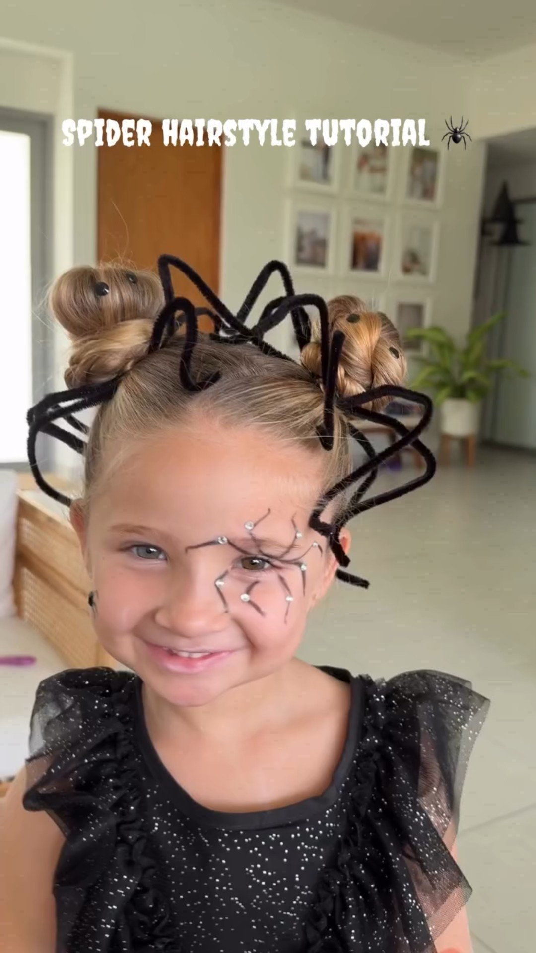 ¡Spiders, spiders, spiders everywhere! 🕷️✨ Aquí les traigo el primer Halloween hairstyle tutorial: Creepy Spider — les prometo que es mega simple de crear y queda súper cute para mamá e hija.
En el reel les muestro el paso a paso completo: cómo formar las “patas” de la araña, como darle un upgrade o si lo quieren simple son dos donitas y ya! 
Guarda este post para tu próximo disfraz de último minuto y etiqueta a una mami que ame los looks spooky. ¿Quieren que les pase la lista de productos que usé? Comenten SPIDER abajo 💌🕸️ #hairstyles #halloweenhair