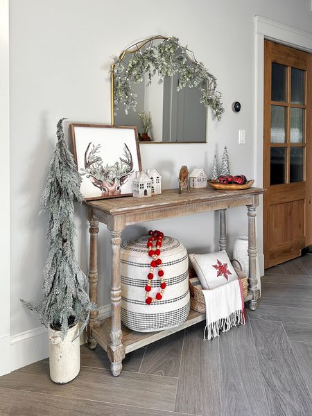 Styling a holiday entryway console table


#LTKhome #LTKSeasonal #LTKHoliday