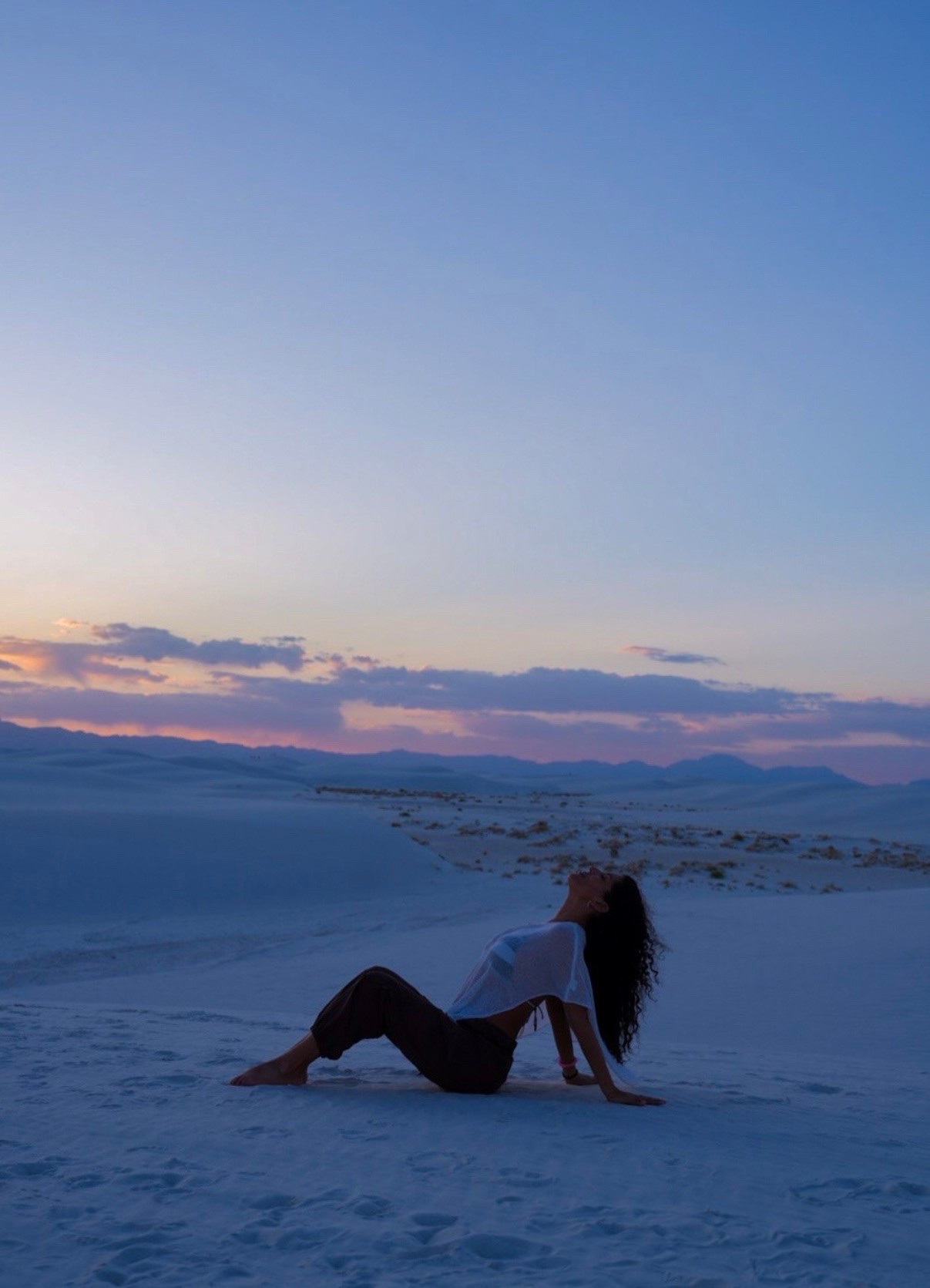 ✨One of those moments that didn’t need a filter 🤍

Just the sunset, endless dunes, and a reminder to slow down and take it all in.

#DesertDreams #GoldenHourMagic #TravelMoments #SunsetViews #AdventureAwaits #WanderMore #NatureLovers #VacationVibes #TravelDiary #BeautifulDestinations

#LTKdayinmylife #LTKTravel #LTKstorytime