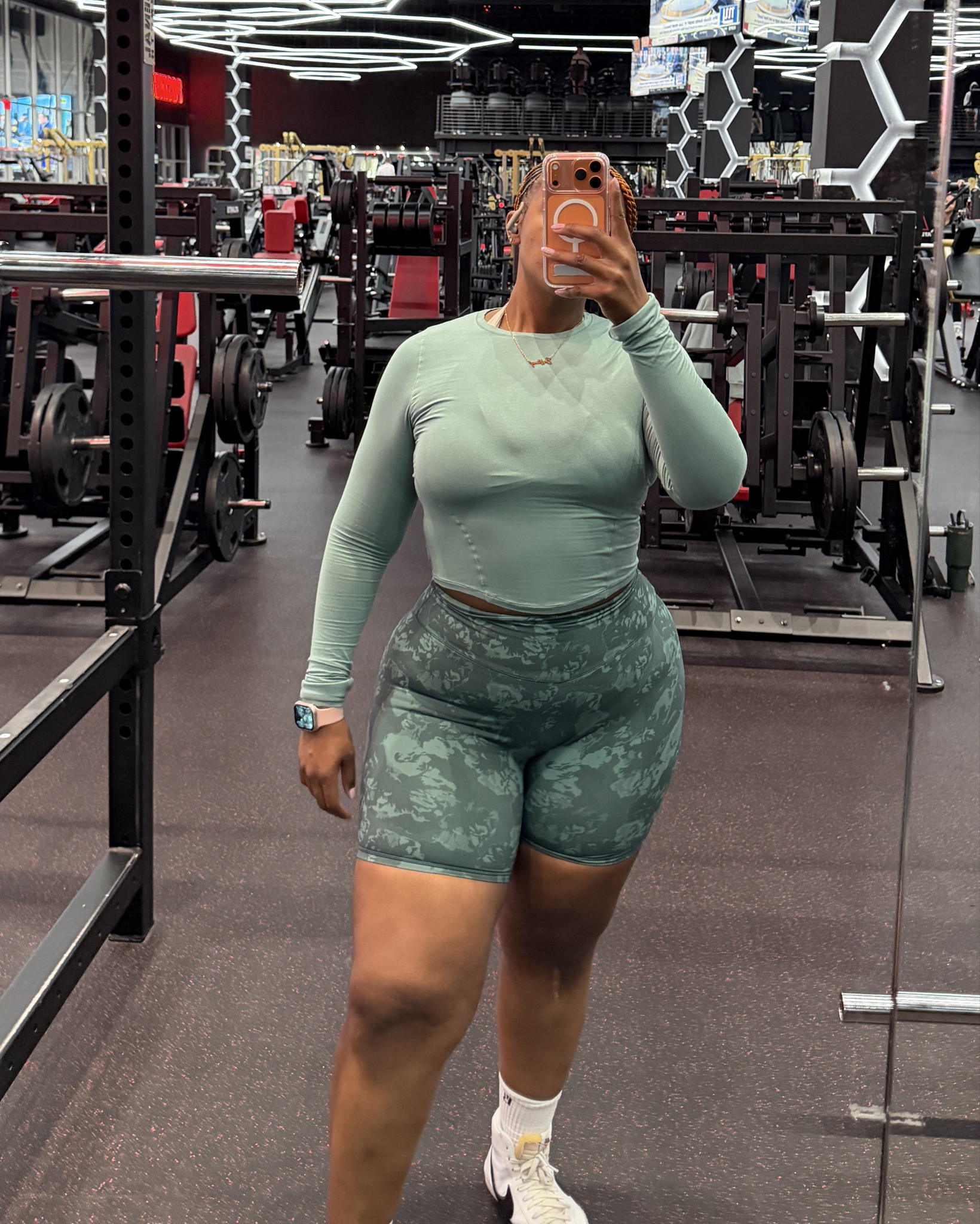 Halo Long Sleeve Tee - Garden Party - Large 
Micro Legacy Short 4" - Ivy Dahlia - Large 

Code: CCURVES 

#LTKU #LTKPlusSize #LTKActive