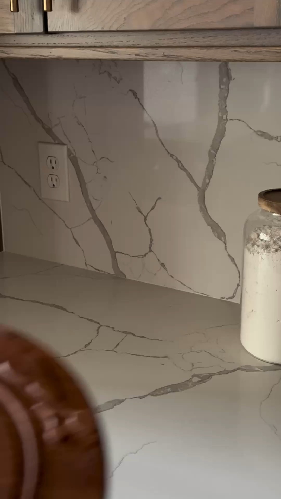 There’s just something about the little details that make a kitchen feel so warm and collected 🤍

This vintage English bread board + these embroidered tea towels from @etuhome instantly gave my space that cozy, European feel… like something you’d find in a tucked-away cottage kitchen.

They’re the kind of pieces that don’t just look pretty—they actually get used every day.

High-end feel, timeless, and so good styled or functional.

Comment “kitchen” and I’ll send you the links 🤎

#ad