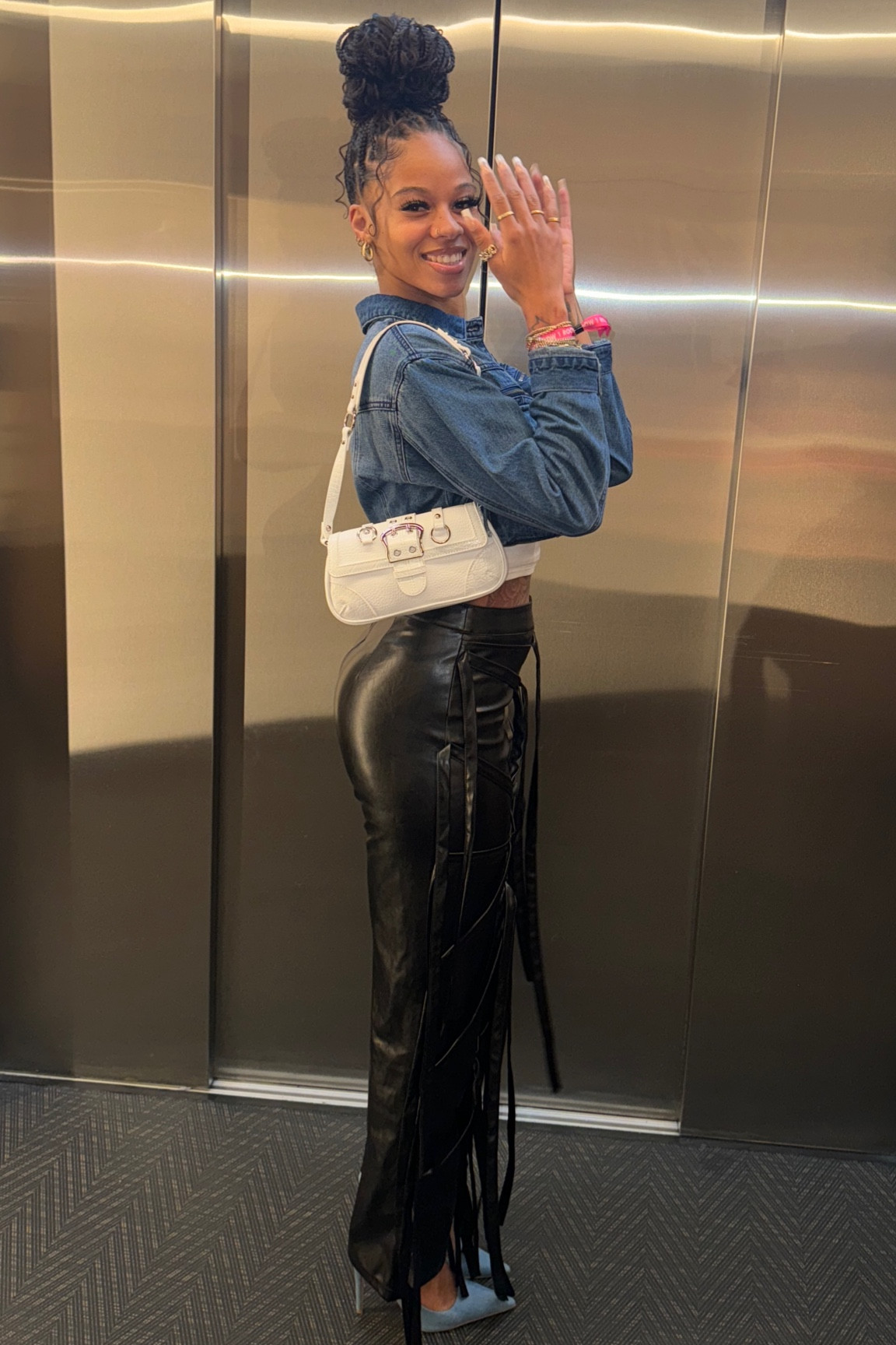 small white hand bags make a difference 🤍