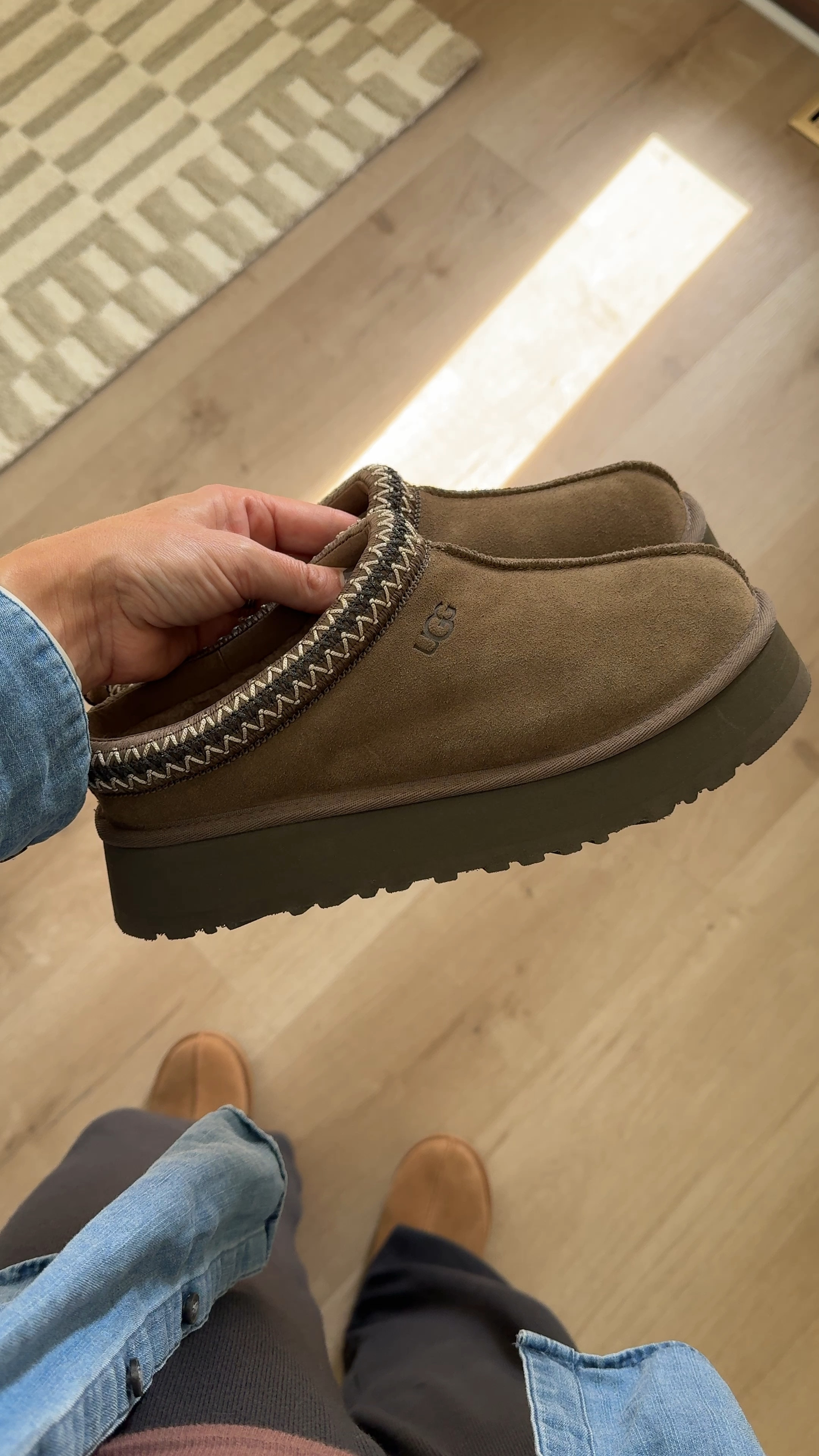 New Ugg color for fall! This is the hickory color in the Tazz platform style. I loooove these but think I’m going to return because the platform isn’t for me. I’m already tall and don’t need more height added 🤣 but wanted to show you this pretty color!

#LTKSeasonal #LTKStyleTip #LTKShoeCrush