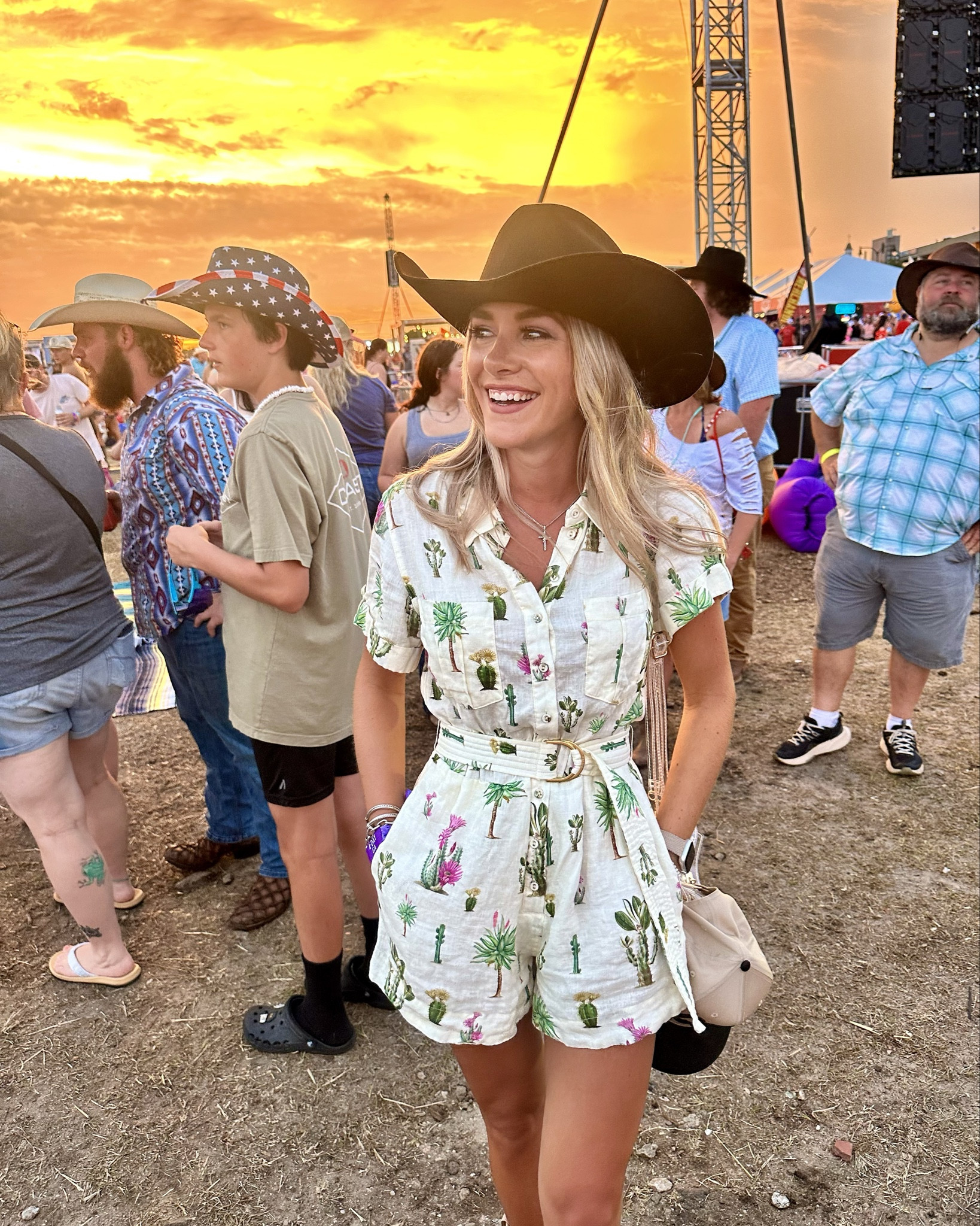 night 1 of CCMF 🤠🌵🏜️

linking kavari romper in different pattern! 