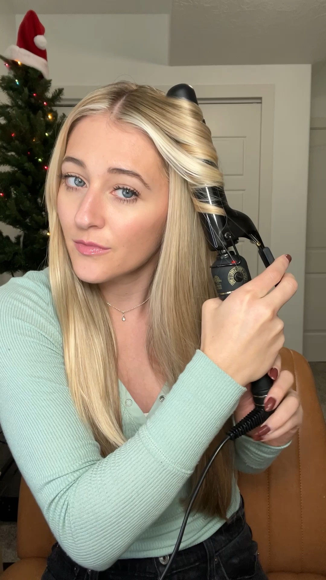 My go-to old trusty @Hot Tools Pro 🫶🏻 This is the size 1 1/4! 

#viralhairtools #hottools #curlingiron #curlinghair #curlingirontutorial 