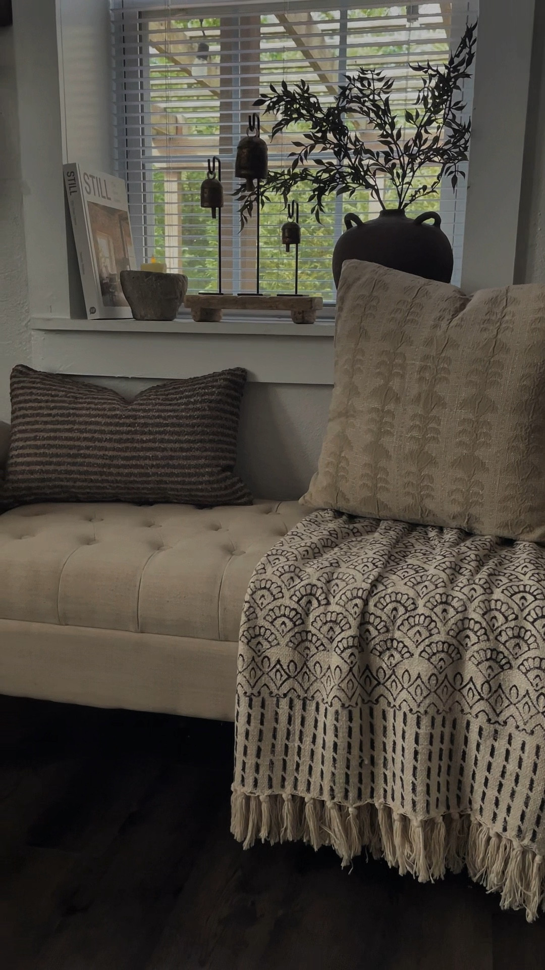 Happy Friday! Here’s a space in my
home I love to decorate using textiles, vintage pieces, greenery, and of course a great home decor book🤍