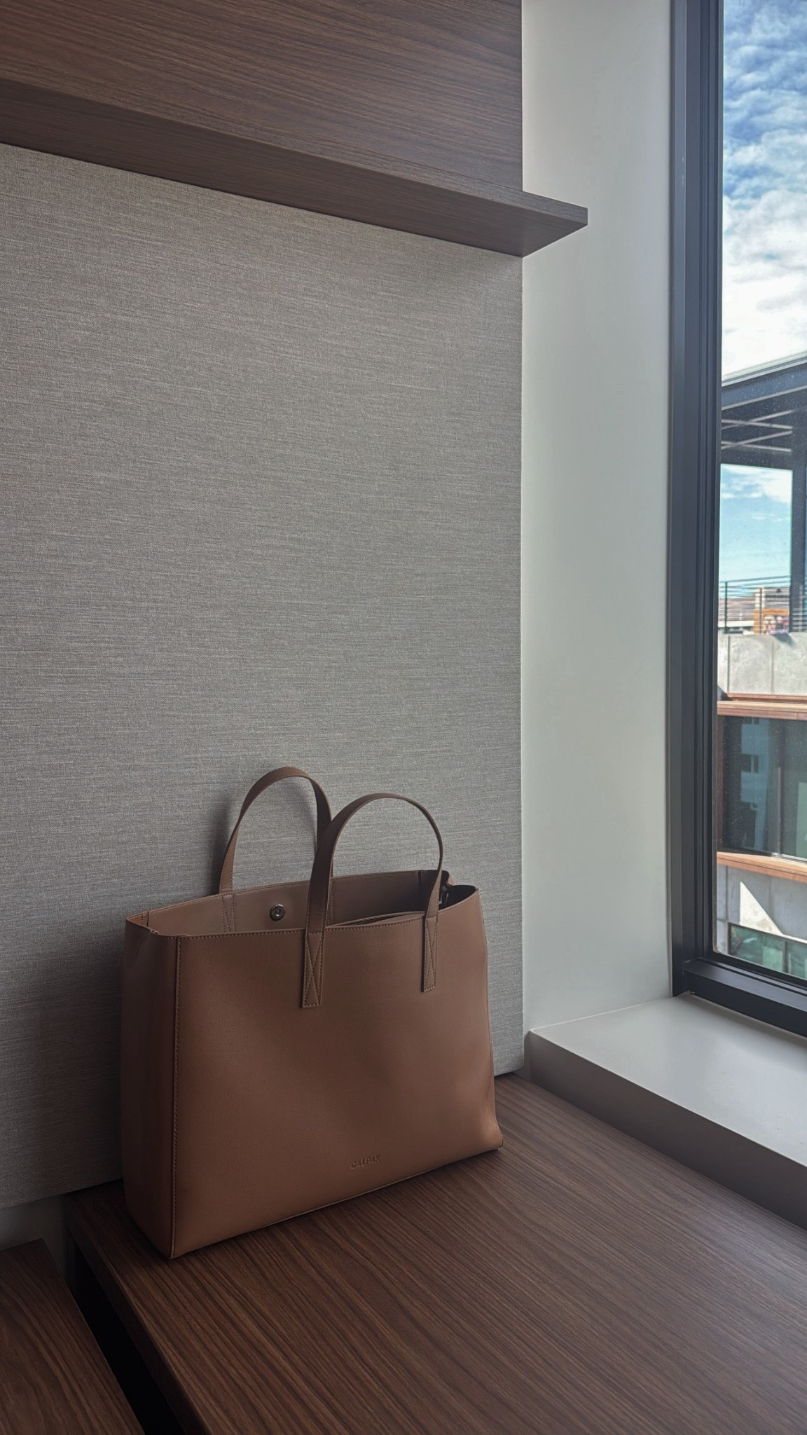 A travel bag that’s perfect for work and school, too. 


Brown bag. Tote bag. Travel bag. 

#LTKWorkwear #LTKootd #LTKTravel