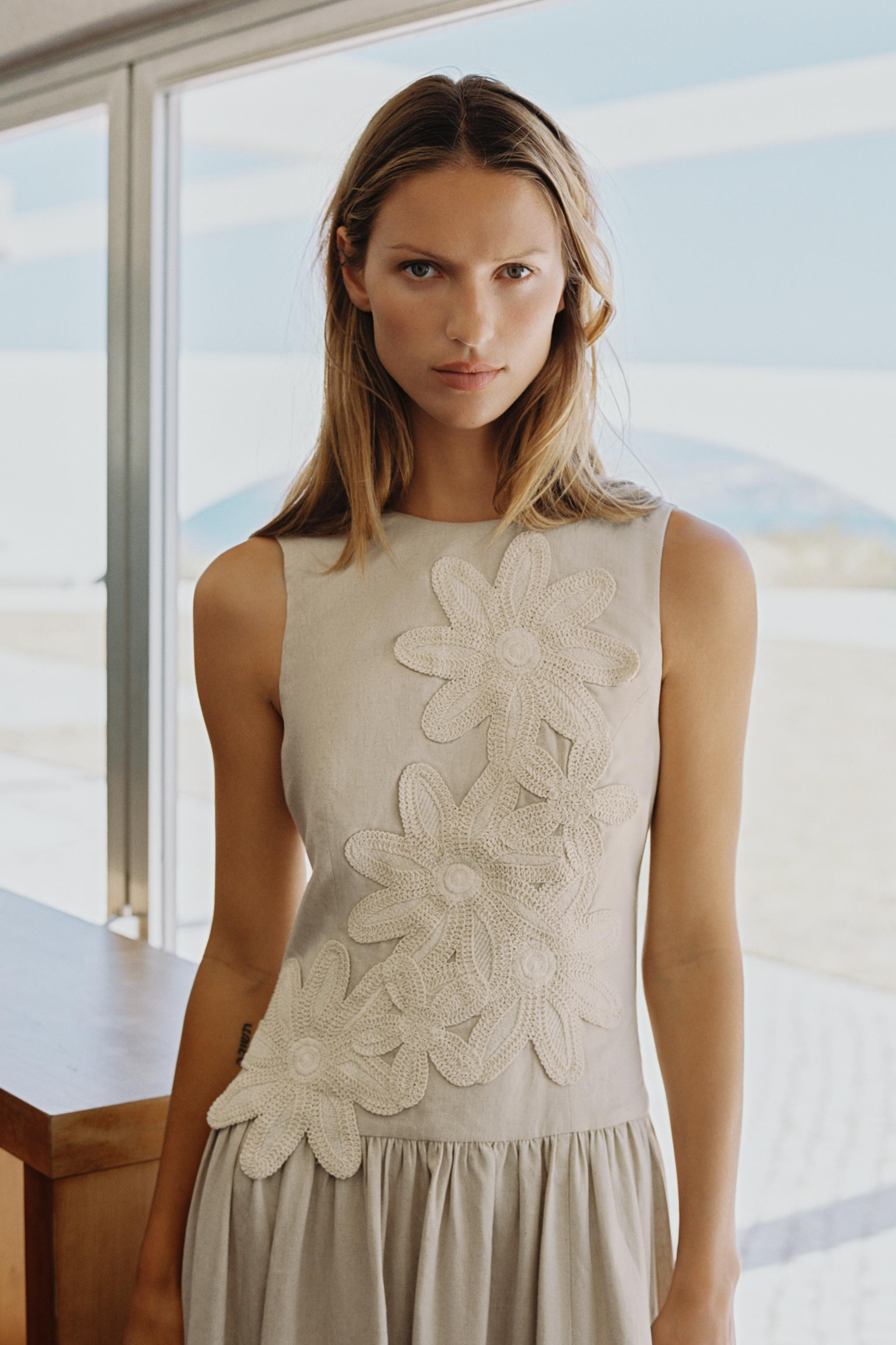 Midi dress made of linen. Round neckline, sleeveless design, and open back. Featuring a floral-sh... | Zara US