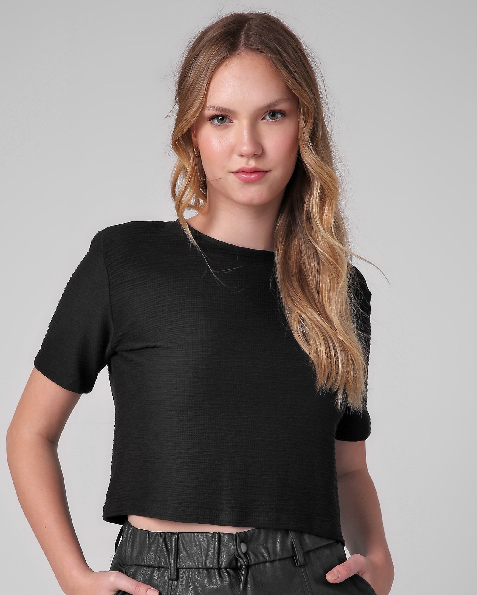 Camiseta feminina texturizada - Preto |  Pool Basics by Riachuelo | Riachuelo (BR)
