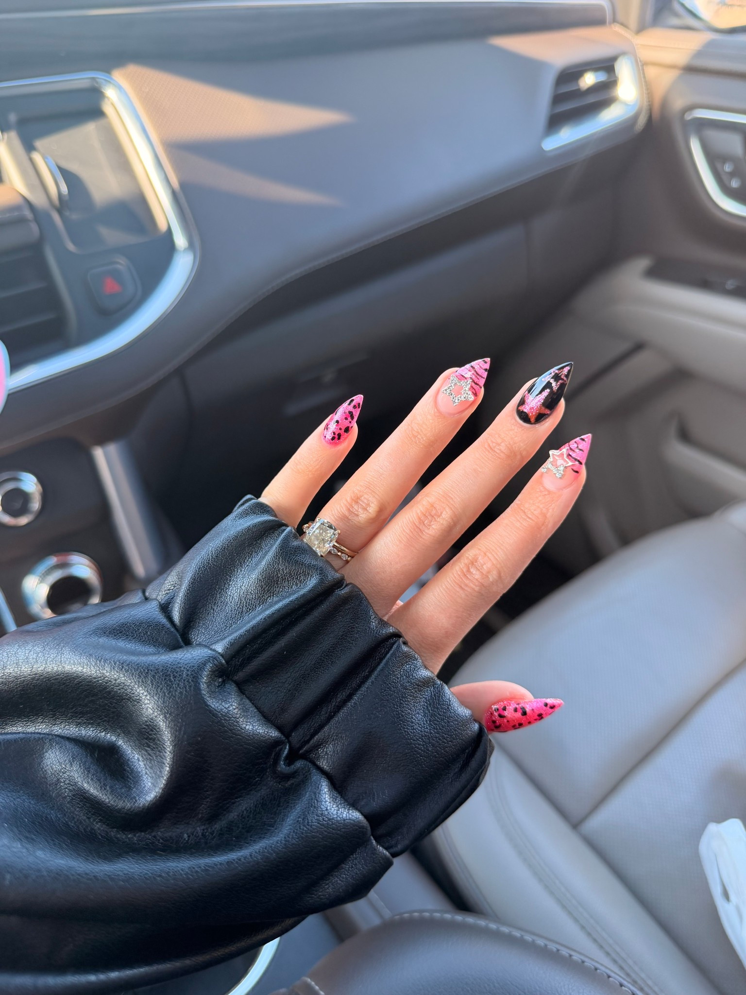 A moment for the Y2K nails 🤭😍