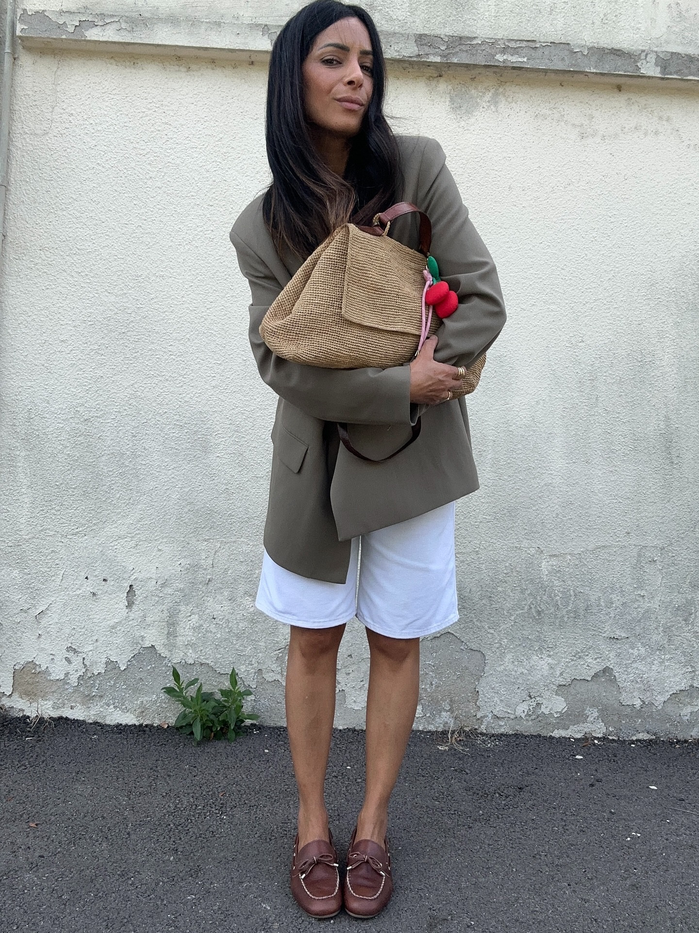 ☀️ 30° dehors mais mon mood est 100% automne 🍂
Je mixe sac en raphia + mocassins choco = combo mi-saison validé ✅
Bermuda, blazer, et un soupçon de Miu Miu pour le style ✨
Tous les liens sont sur le blog & LTK pour les curieuses 👀
#OOTD #AutumnVibes #StyleHack #MocassinsLove #FashionInspo #TrendAlert