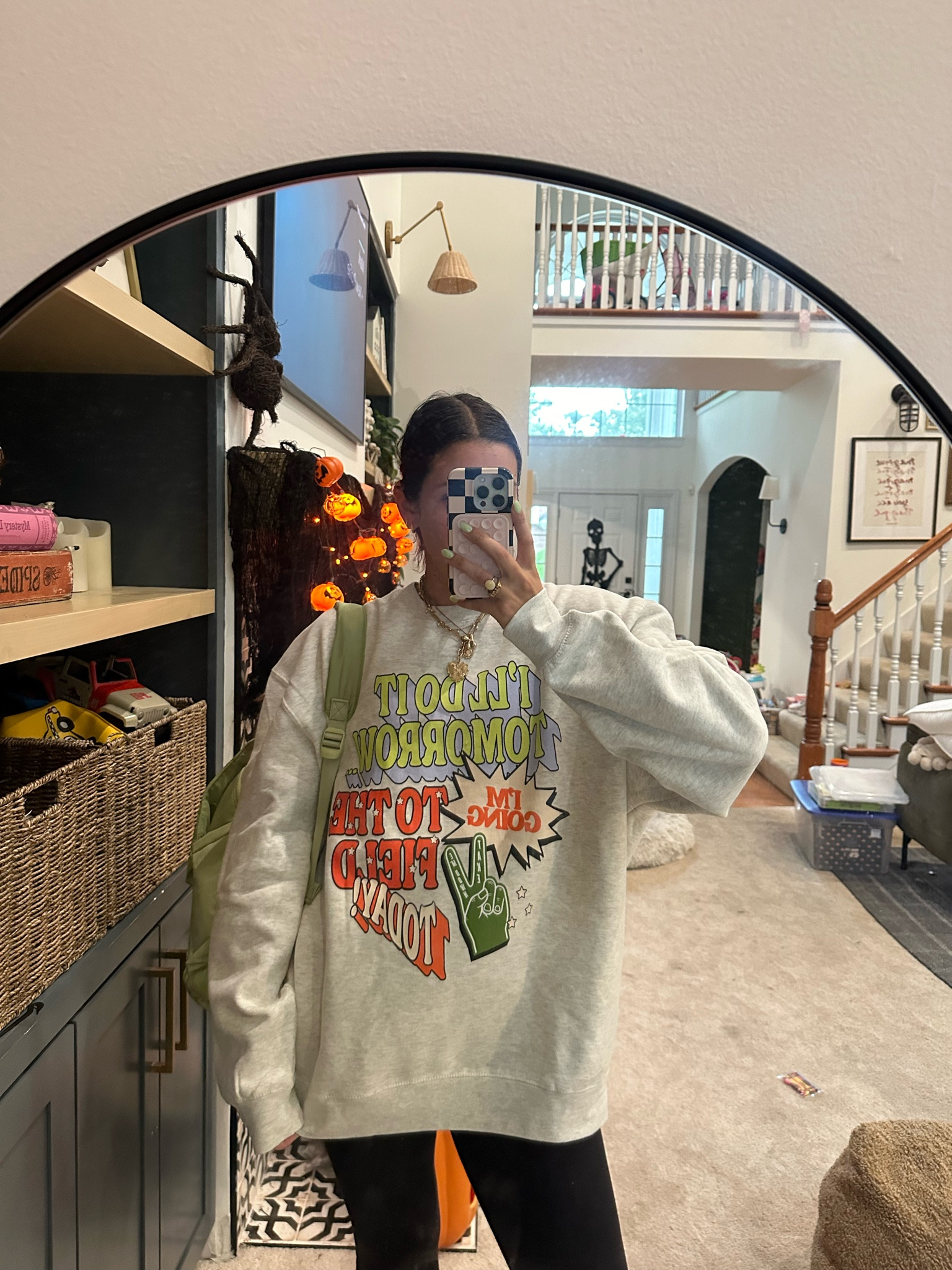 ⚽️🏈 cutest game day attire for this rainy evening! Also: these flared yoga pants are THE BEST 