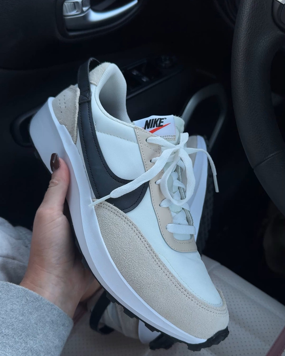 Nike women’s waffle debut sneakers! 