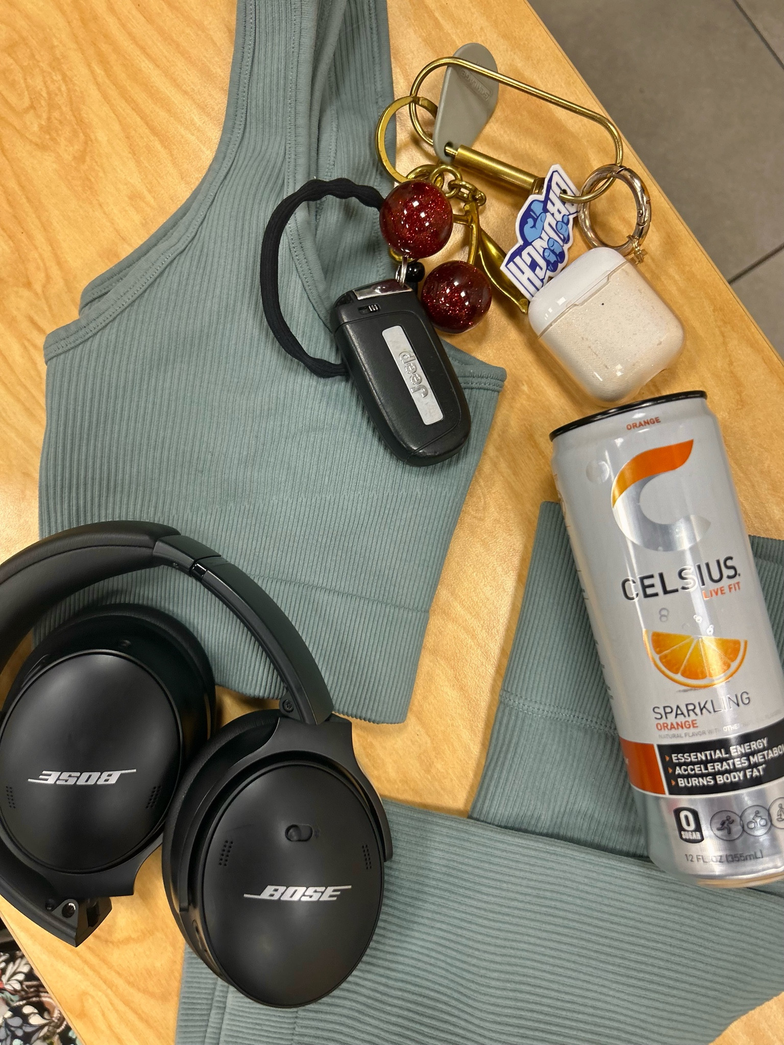 everything in my gym bag: 
@celsiusofficial #celsiuslivefit #crlsiusambassador 

#LTKFitness #LTKFindsUnder50 #LTKActive